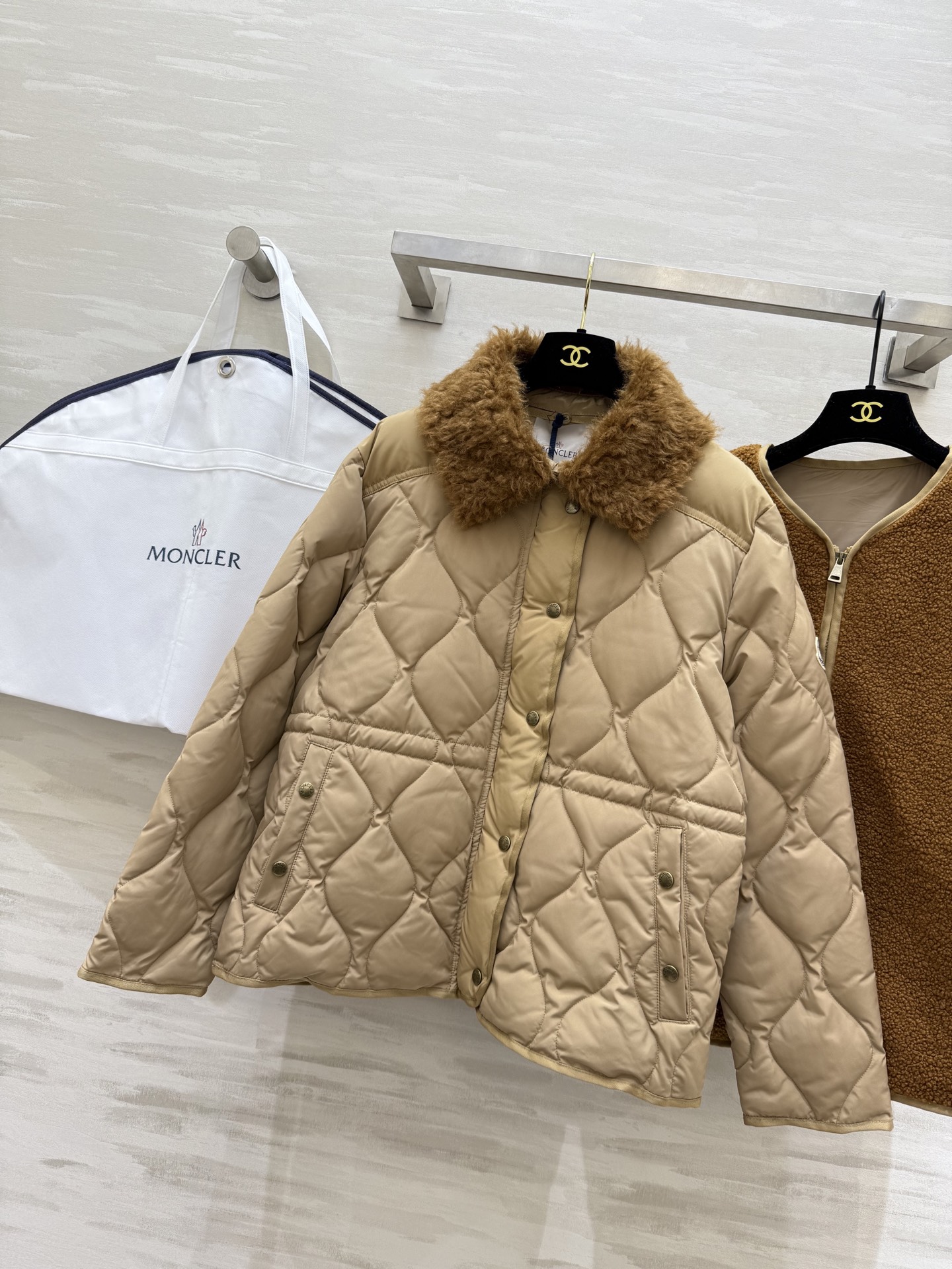 #Moncle♡永远爱这种暖暖的外套抵御严冬❄️ 一件足够外层是羽绒，内里90白鹅绒填充🦢内里还有一层可