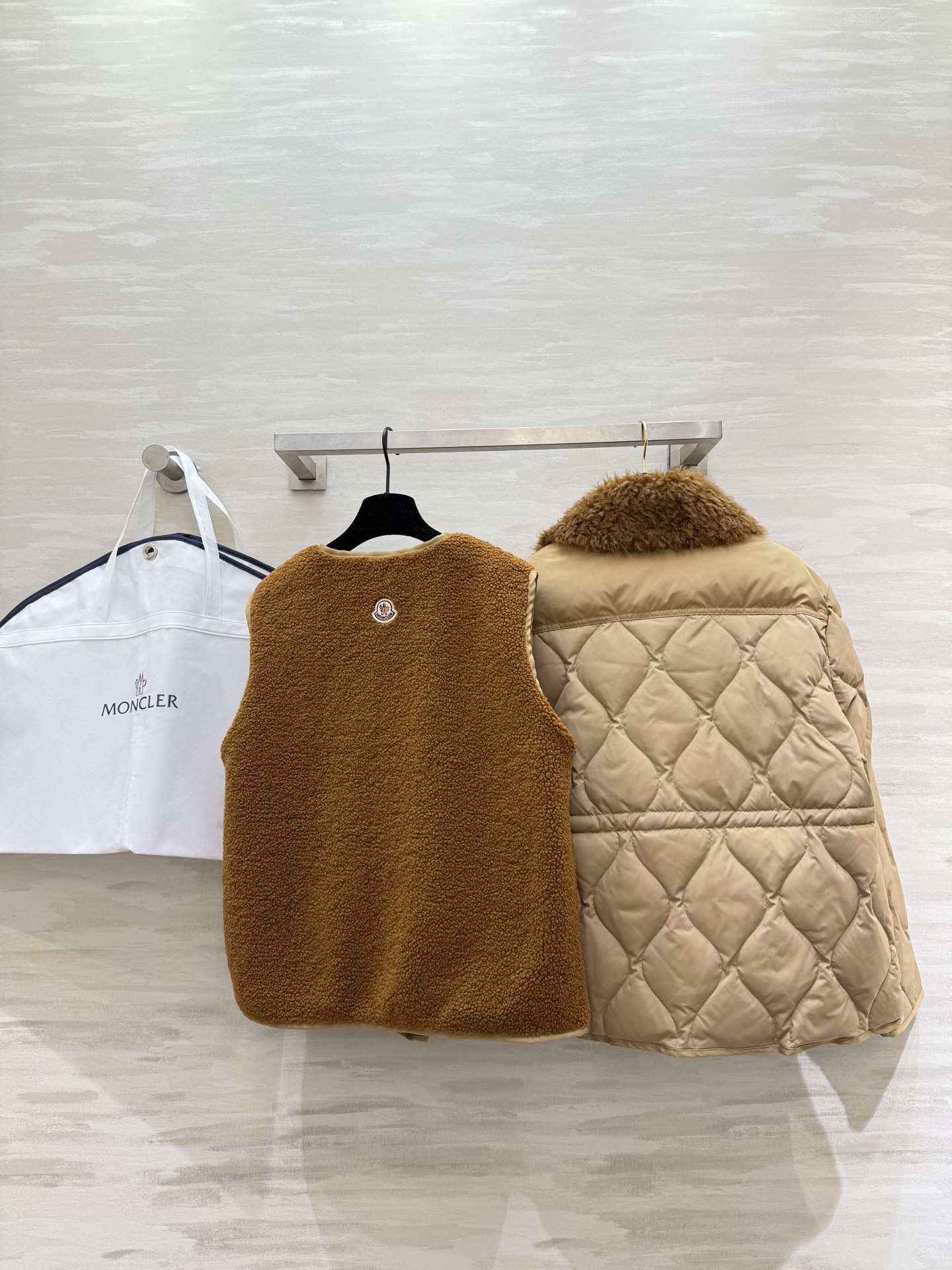 #Moncle♡永远爱这种暖暖的外套抵御严冬❄️ 一件足够外层是羽绒，内里90白鹅绒填充🦢内里还有一层可