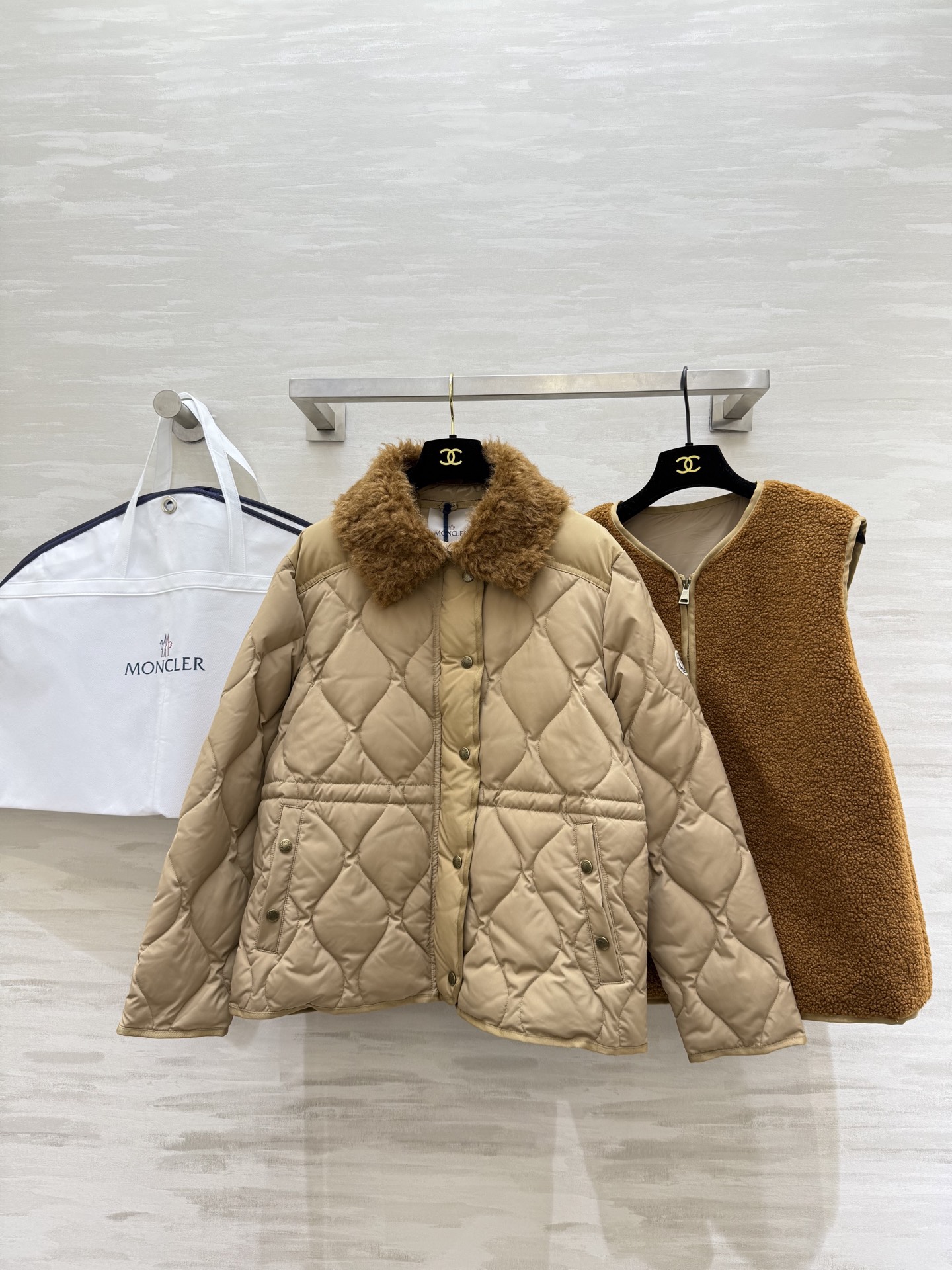 NO:666583,Comes with a dust bag #Moncle will always love this kind of warm jacket to withstand the severe winter. One piece is enough. The outer layer is down, and the inner layer is filled with 90% white goose down. There is also a removable teddy velvet liner inside. The lambswool collar can also be removed!  Multifunctional 3-in-1 down jacket!  High-quality customization, available in stock first size S/M/L (S size bust 98, length 58),,jackets & coats,jackets & coats,down jacket, 19860909配防尘袋#Moncle永远爱这种暖暖的外套 抵御严冬 一件足够 外层是羽绒,内里90白鹅绒填充 内里还有一层可以拆卸的泰迪绒内胆 毛毛羊羔毛领也可以拆卸！ 多功能3合一的羽绒夹克！ 高品质定制 现货首发sizeS/M/L（s码胸围98,衣长58）,,jackets & coats,jackets & coats,down jacket, ,Women's clothing