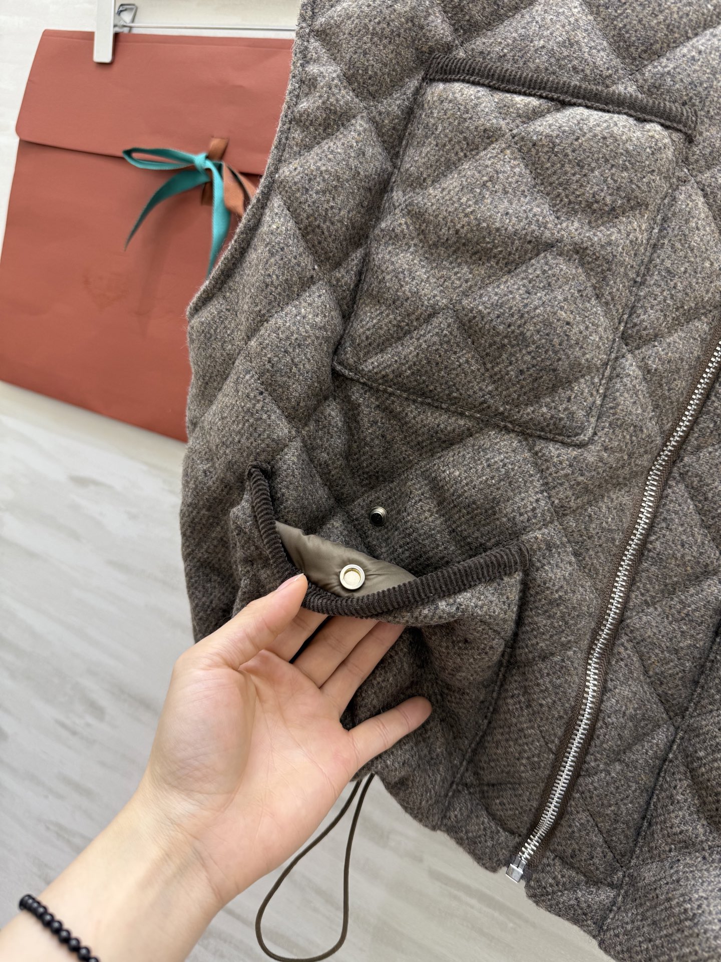 #Loro Pian♡羊毛绗缝夹棉马甲 采用高品质羊毛 柔软又保暖 秋冬穿超合适！菱形绗缝设计 四个口袋