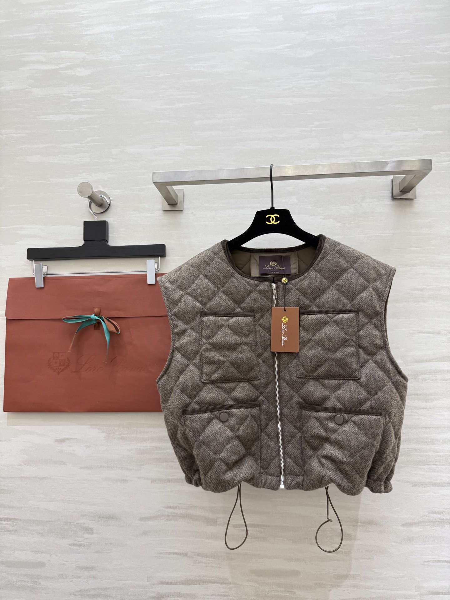 #Loro Pian♡羊毛绗缝夹棉马甲 采用高品质羊毛 柔软又保暖 秋冬穿超合适！菱形绗缝设计 四个口袋