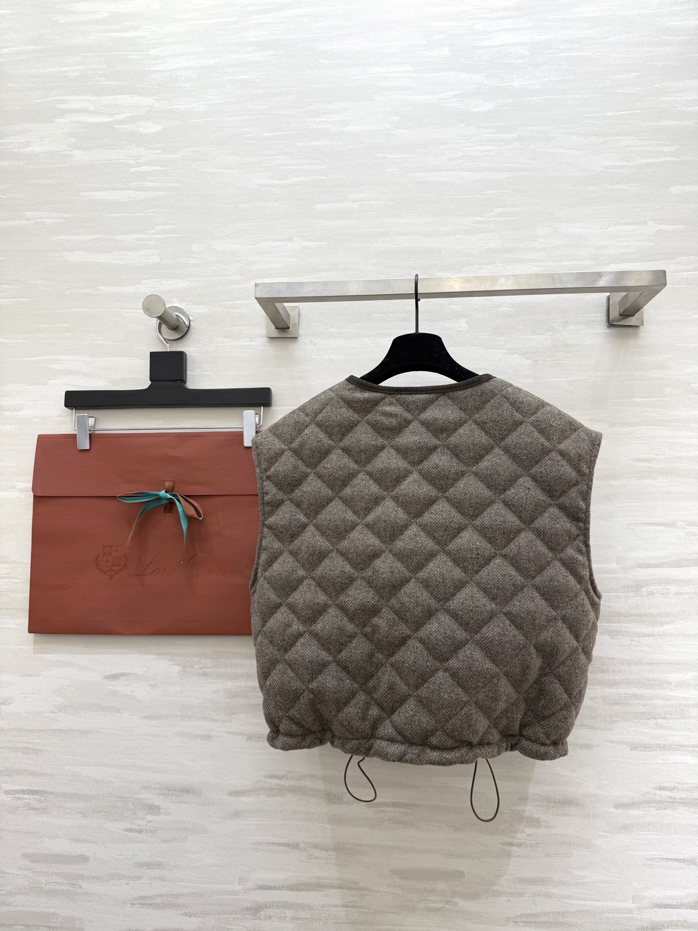 #Loro Pian♡羊毛绗缝夹棉马甲 采用高品质羊毛 柔软又保暖 秋冬穿超合适！菱形绗缝设计 四个口袋