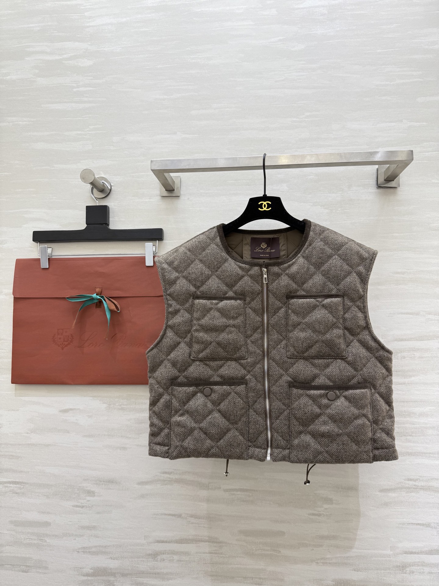 NO:666587,#Loro Pian wool quilted quilted vest is made of high-quality wool, soft and warm, perfect for autumn and winter!  Diamond quilting design, four pockets with full design, adjustable drawstring at the hem to fit different body shapes, zipper opening and closing is super convenient!  High-quality customization, available in stock, size S/M/L (S size bust 104, length 49), loro piana,  19860909#Loro Pian羊毛绗缝夹棉马甲 采用高品质羊毛 柔软又保暖 秋冬穿超合适！菱形绗缝设计 四个口袋设计感十足 下摆抽绳可调节 贴合不同身材 拉链开合超方便！高品质定制 现货首发sizeS/M/L（s码胸围104,衣长49）,,loro piana, ,Women's clothing