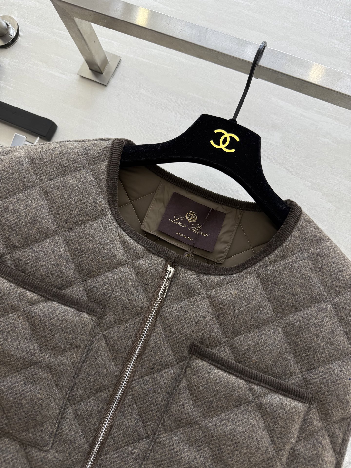 #Loro Pian♡羊毛绗缝夹棉马甲 采用高品质羊毛 柔软又保暖 秋冬穿超合适！菱形绗缝设计 四个口袋