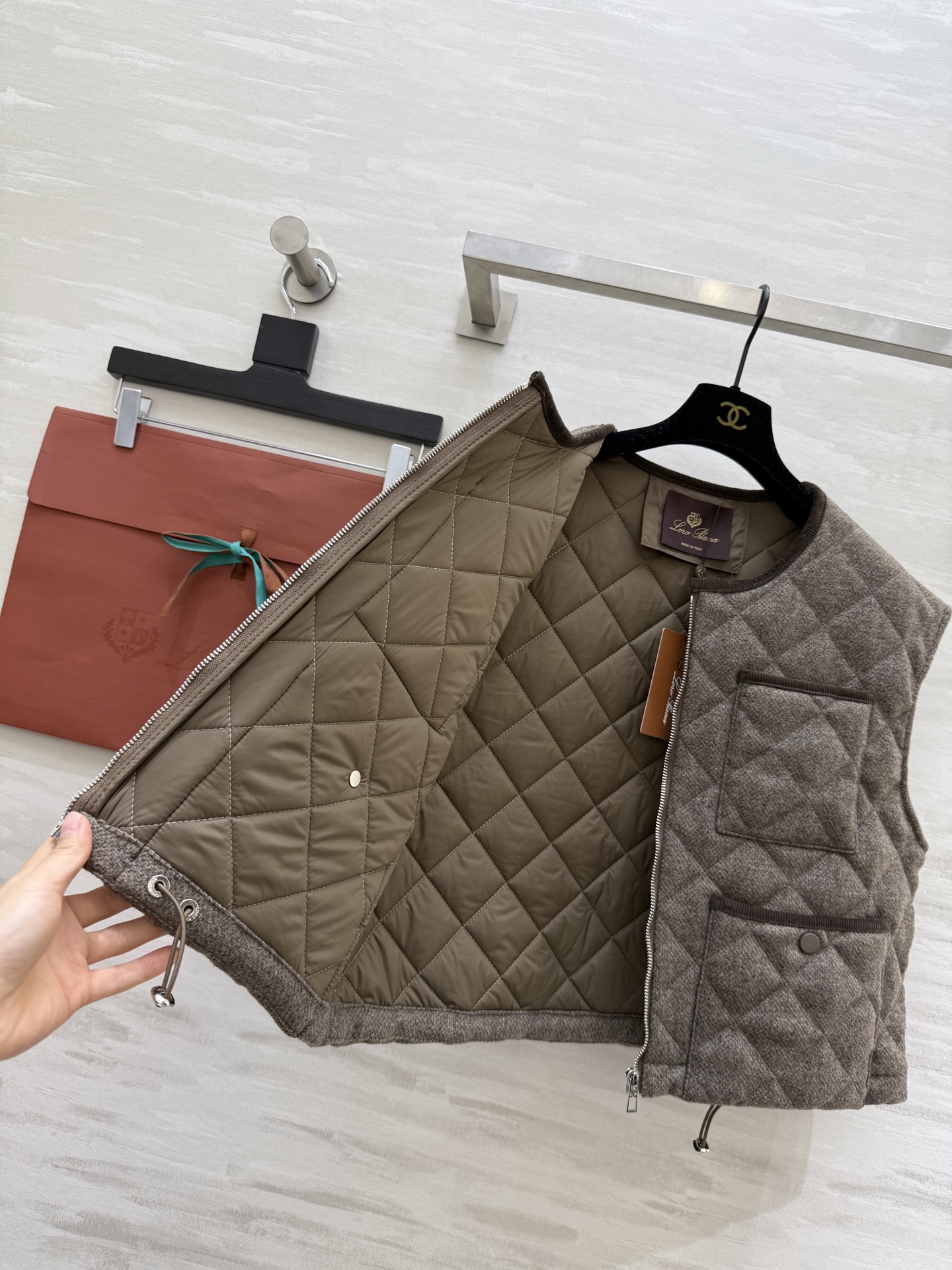 #Loro Pian♡羊毛绗缝夹棉马甲 采用高品质羊毛 柔软又保暖 秋冬穿超合适！菱形绗缝设计 四个口袋