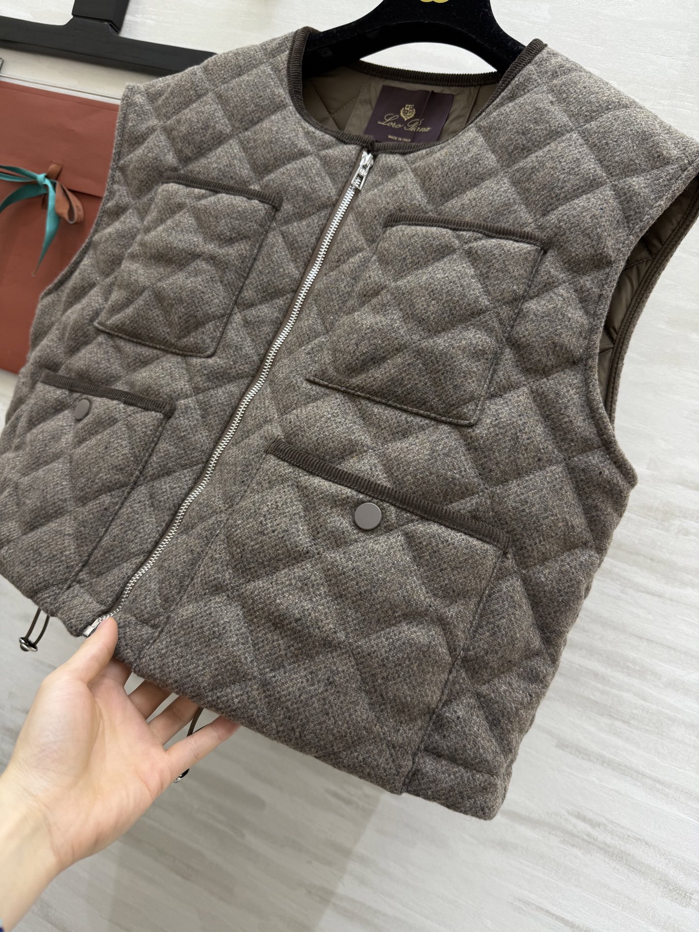#Loro Pian♡羊毛绗缝夹棉马甲 采用高品质羊毛 柔软又保暖 秋冬穿超合适！菱形绗缝设计 四个口袋