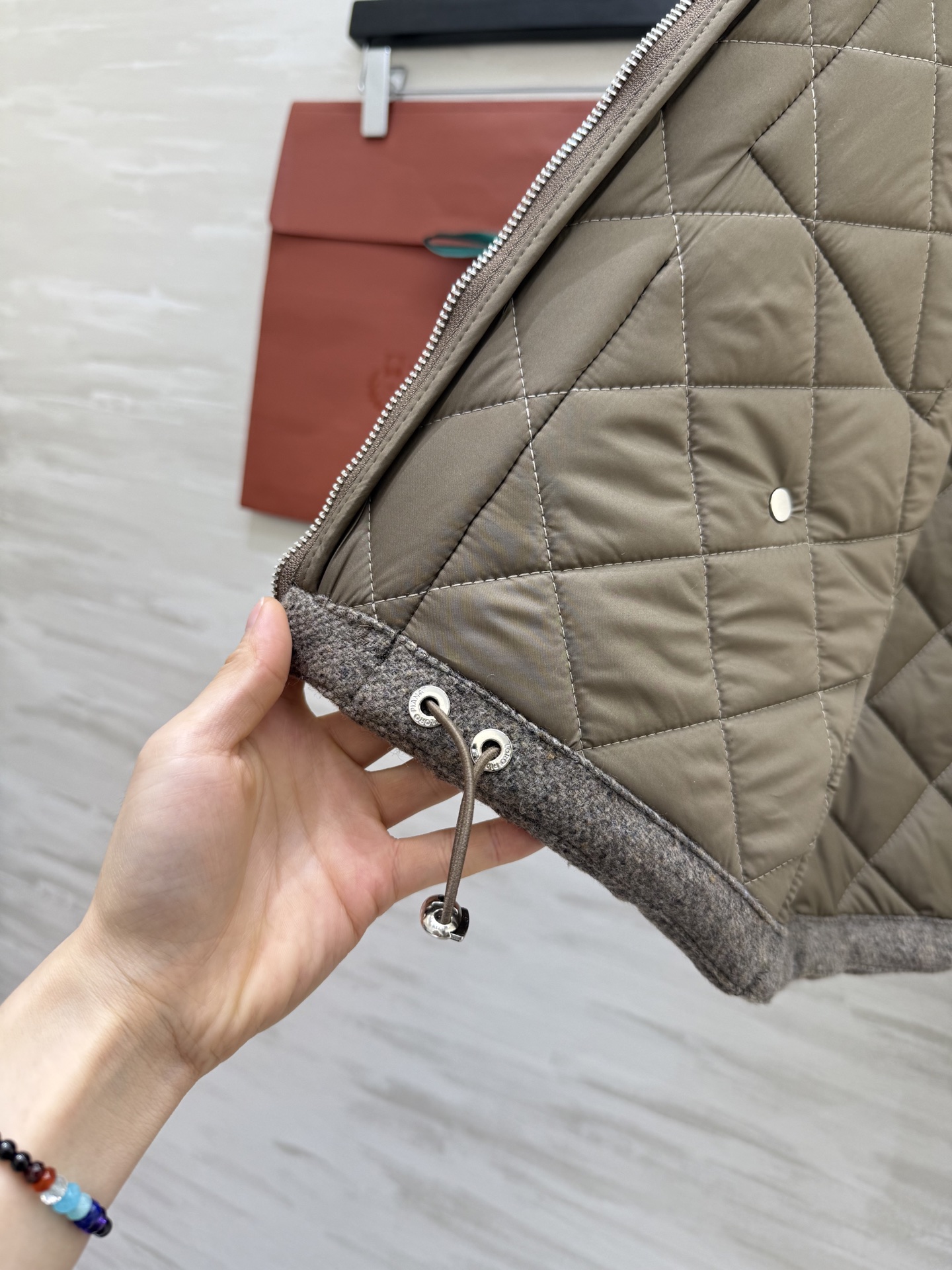 #Loro Pian♡羊毛绗缝夹棉马甲 采用高品质羊毛 柔软又保暖 秋冬穿超合适！菱形绗缝设计 四个口袋