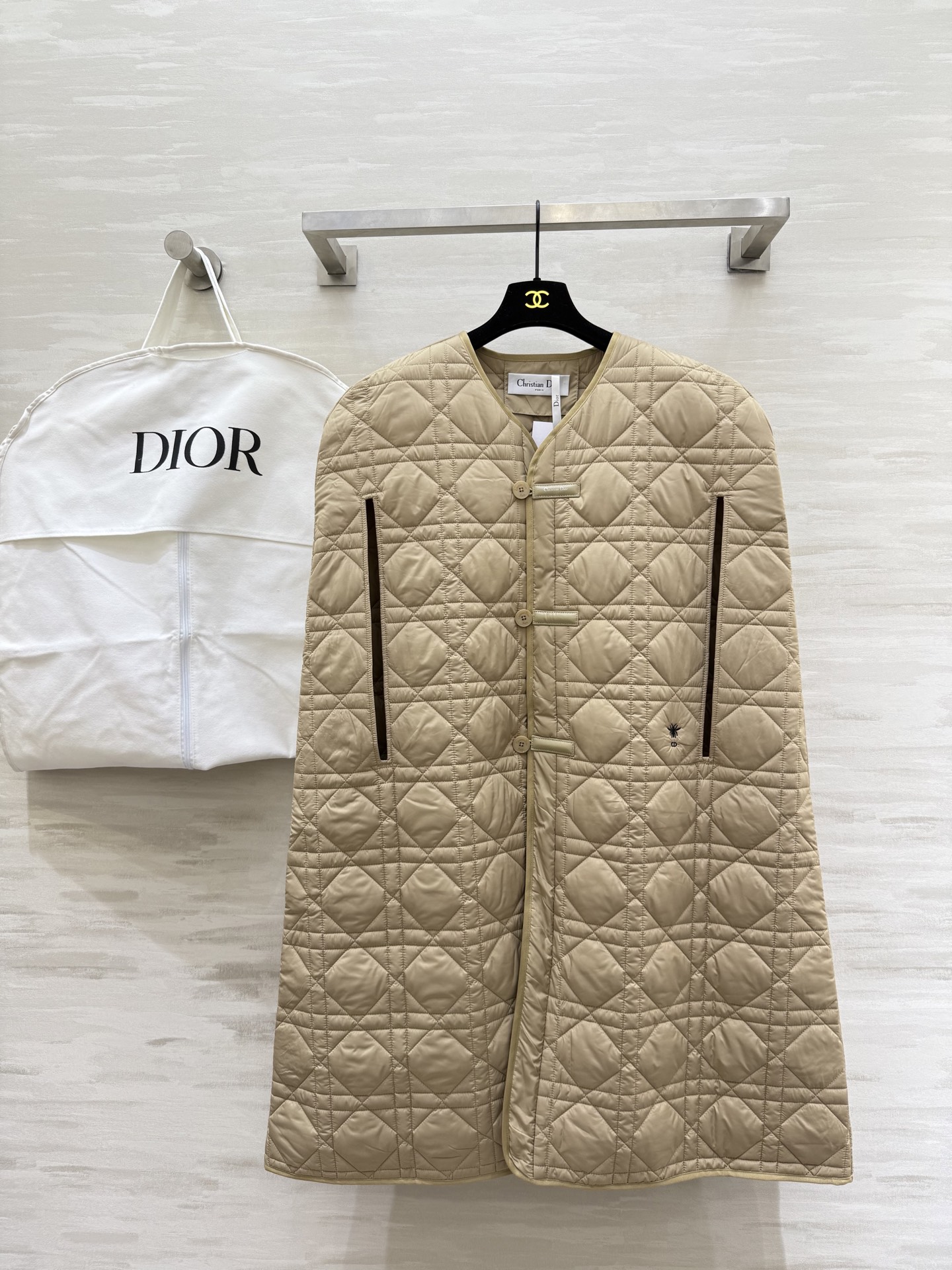 NO:666592,#Dio cannage pattern sleeveless cape-style quilted jacket Classic cannage pattern quilted design Inner cotton fabric Lightweight and warm Chinese plate buckle details combine oriental aesthetics and modern fashion Highly recognizable Sleeveless cape-style loose fit Layered sweaters or sweatshirts are very elegant and high-end Can be easily used for autumn and winter commuting and daily life!  High-quality customization, available in stock first size S/M/L (S size bust 120, length 101), dior, hoodie, sweatshirts, jackets & coats, sweaters,  19860909#Dio藤格纹无袖斗篷式夹棉外套 经典藤格纹绗缝设计 内层棉质面料 轻便保暖 中式盘扣细节融合东方美学与现代时尚 辨识度超高 无袖斗篷式宽松版型 叠穿毛衣或卫衣都很大气高级 秋冬通勤、日常都能轻松驾驭！高品质定制 现货首发sizeS/M/L（s码胸围120,衣长101）,,dior,hoodie,sweatshirts,jackets & coats,sweaters, ,Women's clothing