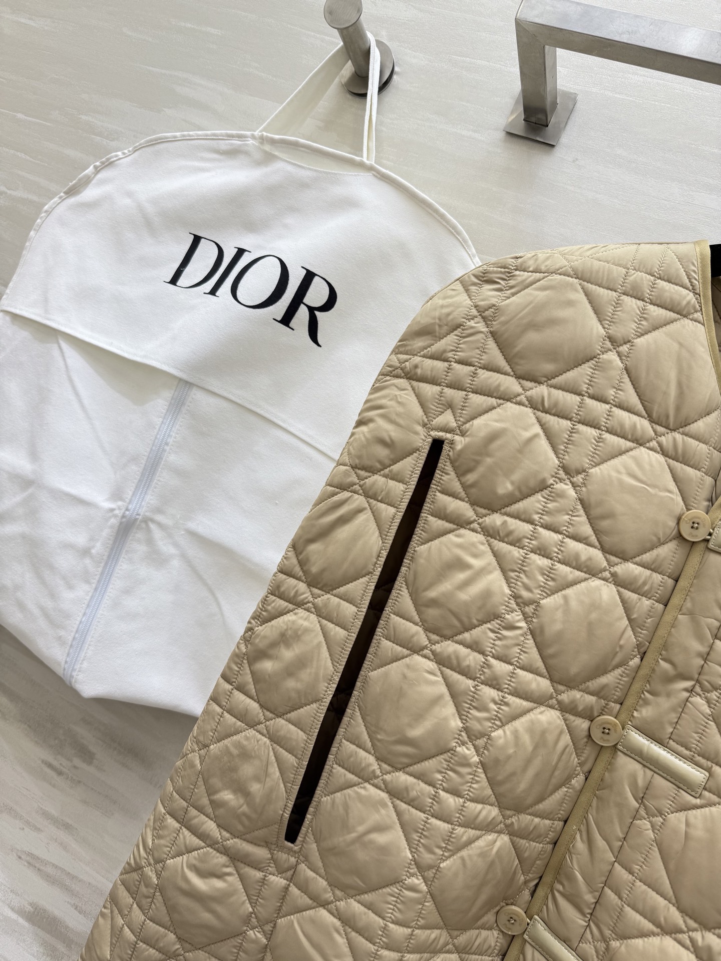 #Dio♡藤格纹无袖斗篷式夹棉外套 经典藤格纹绗缝设计 内层棉质面料 轻便保暖 中式盘扣细节融合东方美学