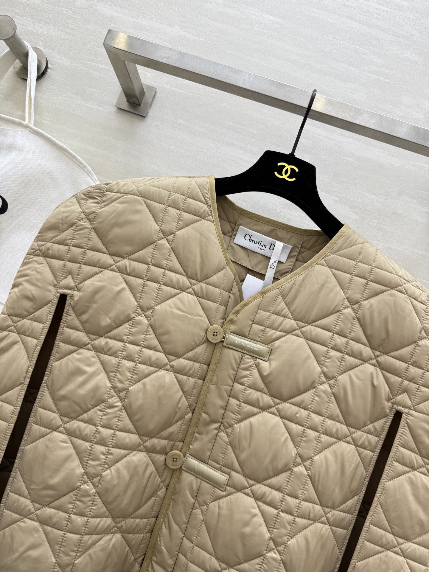 #Dio♡藤格纹无袖斗篷式夹棉外套 经典藤格纹绗缝设计 内层棉质面料 轻便保暖 中式盘扣细节融合东方美学