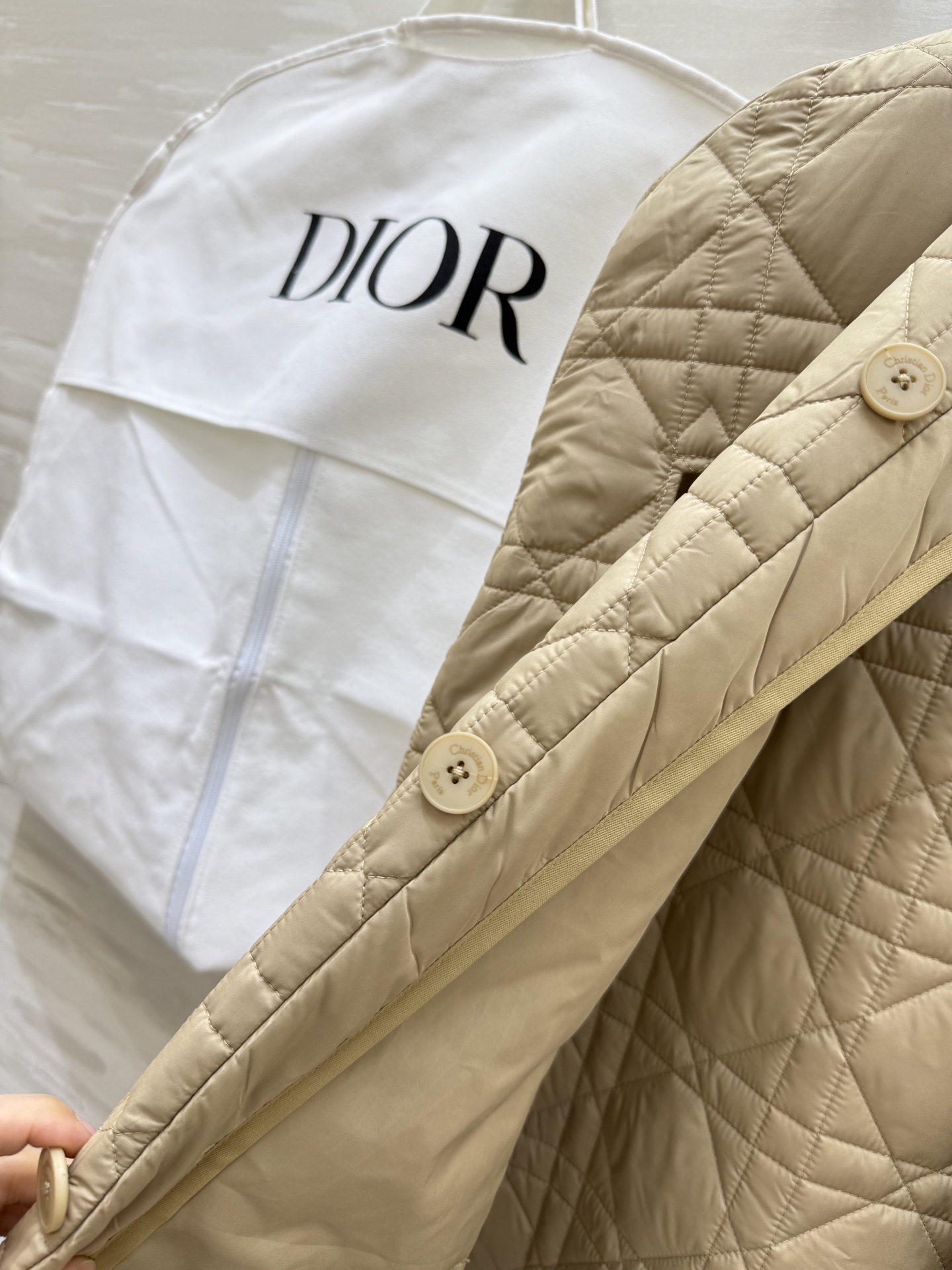 #Dio♡藤格纹无袖斗篷式夹棉外套 经典藤格纹绗缝设计 内层棉质面料 轻便保暖 中式盘扣细节融合东方美学