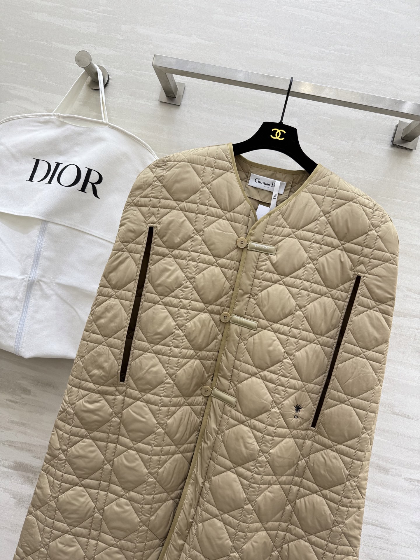 #Dio♡藤格纹无袖斗篷式夹棉外套 经典藤格纹绗缝设计 内层棉质面料 轻便保暖 中式盘扣细节融合东方美学