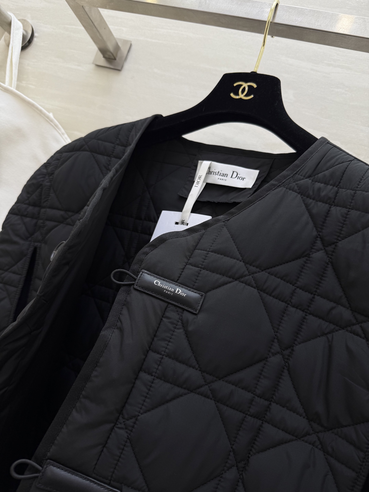 #Dio♡藤格纹无袖斗篷式夹棉外套 经典藤格纹绗缝设计 内层棉质面料 轻便保暖 中式盘扣细节融合东方美学