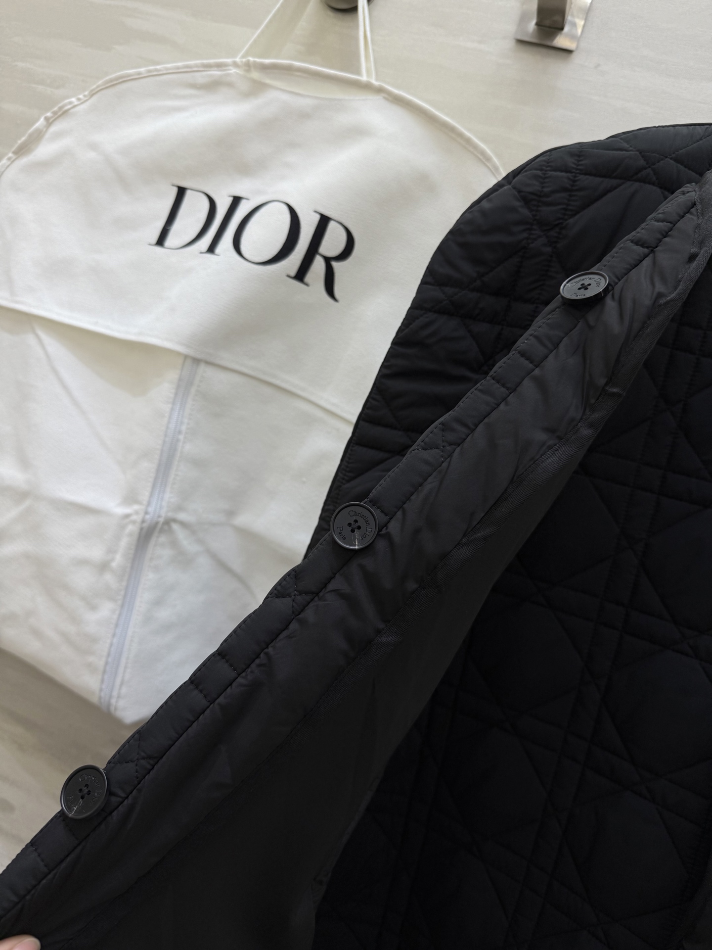 #Dio♡藤格纹无袖斗篷式夹棉外套 经典藤格纹绗缝设计 内层棉质面料 轻便保暖 中式盘扣细节融合东方美学