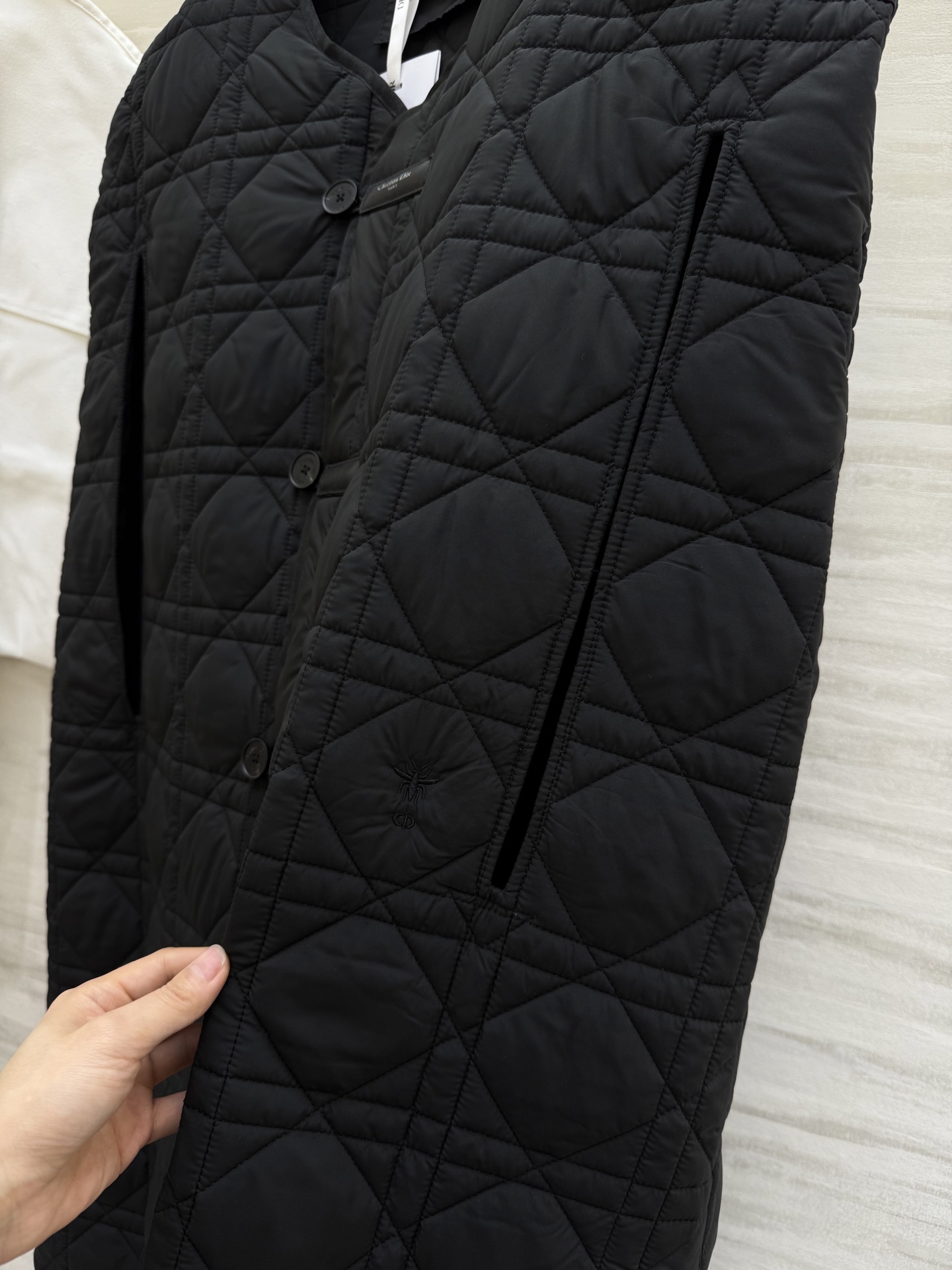 #Dio♡藤格纹无袖斗篷式夹棉外套 经典藤格纹绗缝设计 内层棉质面料 轻便保暖 中式盘扣细节融合东方美学