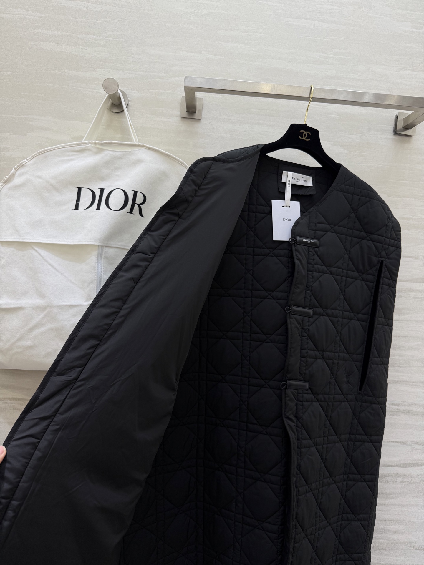 #Dio♡藤格纹无袖斗篷式夹棉外套 经典藤格纹绗缝设计 内层棉质面料 轻便保暖 中式盘扣细节融合东方美学