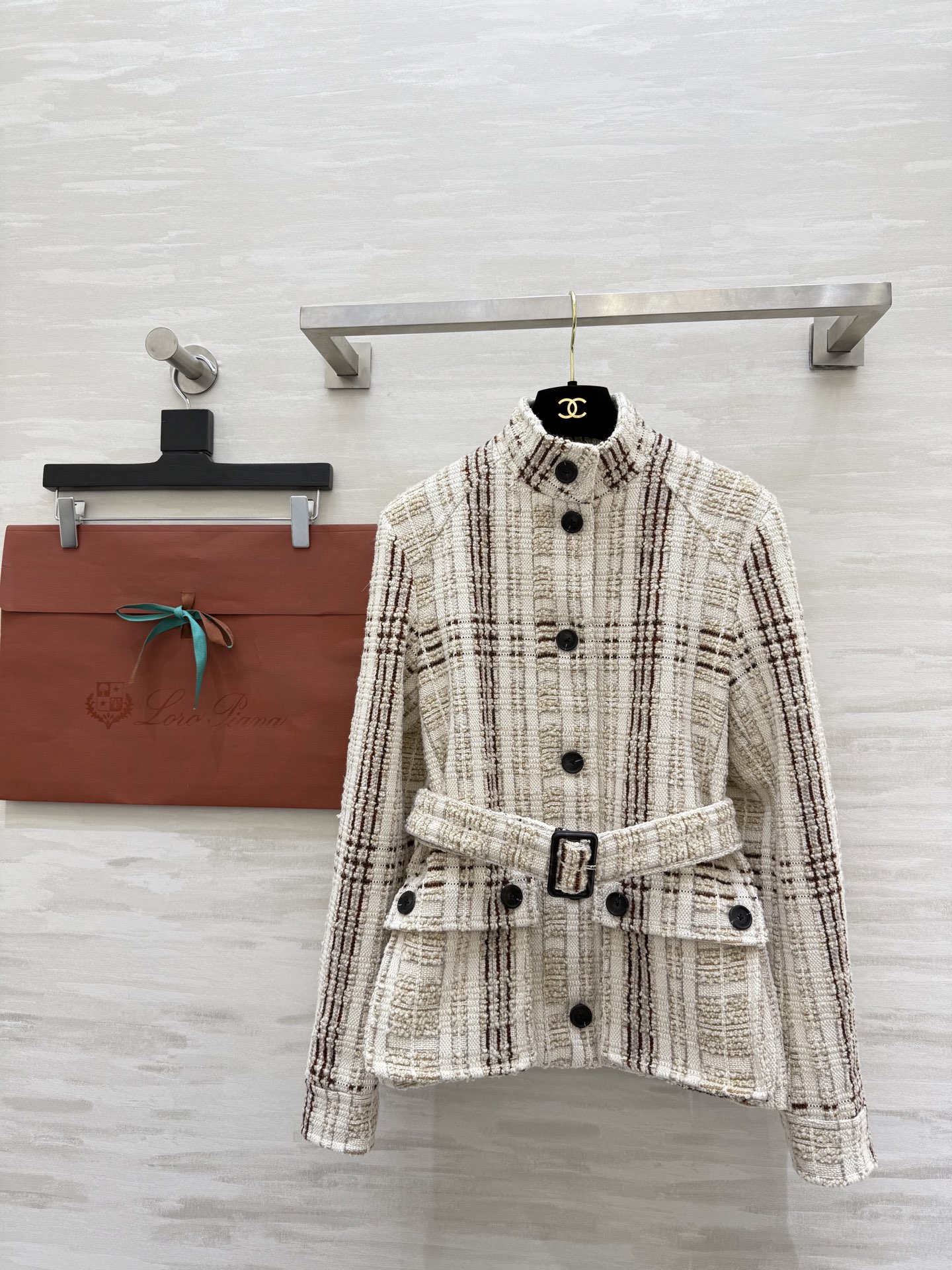 NO:667036,#Loro Pian classic plaid tweed jacket off-white + dark brown plaid, full of elegant retro temperament!  High-quality tweed material, warm and textured, black buttons + belt design, modified body shape and super slimming, high-quality customization, available in stock, sizeS/M/L (S size bust 88, length 60),,loro piana,jackets & coats, 19860909#Loro Pian经典格纹粗花呢外套 米白＋深棕格纹 优雅复古气质满分！高品质粗花呢材质 保暖又有质感 黑色纽扣＋腰带设计 修饰身形超显瘦 高品质定制 现货首发sizeS/M/L（s码胸围88,衣长60）,,loro piana,jackets & coats, ,Women's clothing