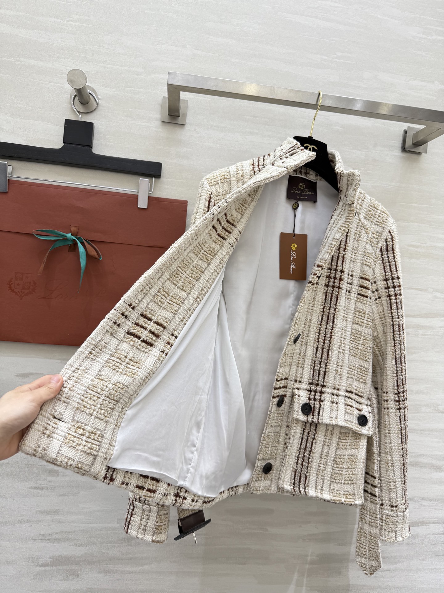 #Loro Pian♡经典格纹粗花呢外套 米白＋深棕格纹 优雅复古气质满分！高品质粗花呢材质 保暖又有质