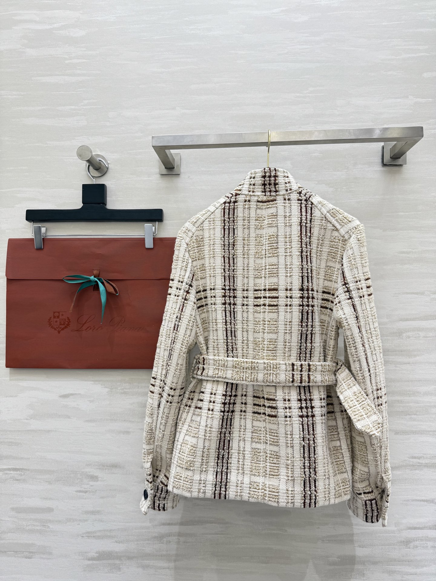 #Loro Pian♡经典格纹粗花呢外套 米白＋深棕格纹 优雅复古气质满分！高品质粗花呢材质 保暖又有质