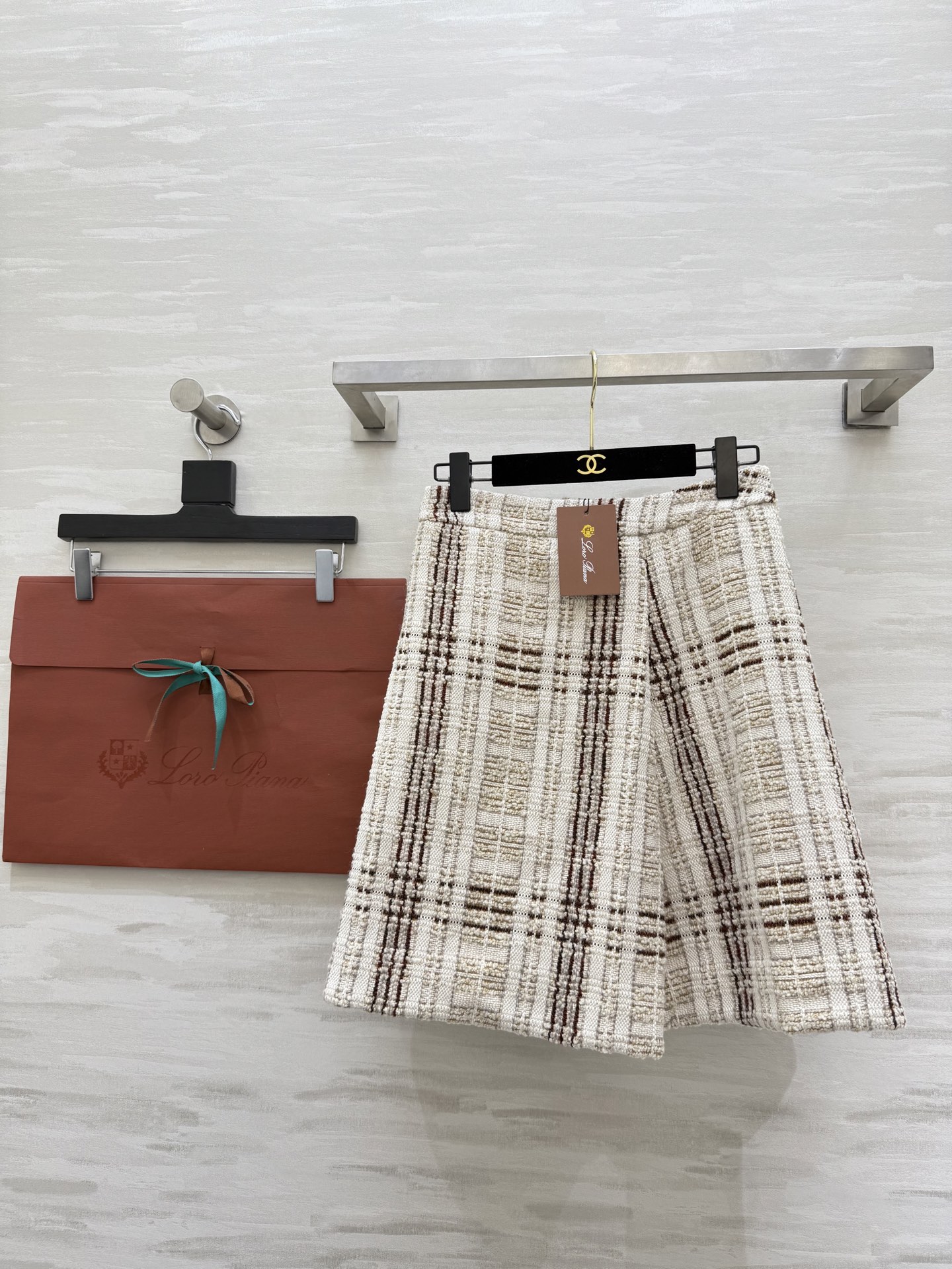 NO:667040,Loro Pian holiday series tweed skirt, high quality customization, available in stock first sizeS/M/L (S size waist 64, skirt length 49),,loro piana,skirts, 19860909Loro Pian假日系列 粗花呢半裙 高品质定制 现货首发sizeS/M/L（s码腰围64,裙长49）,,loro piana,skirts, ,Women's clothing