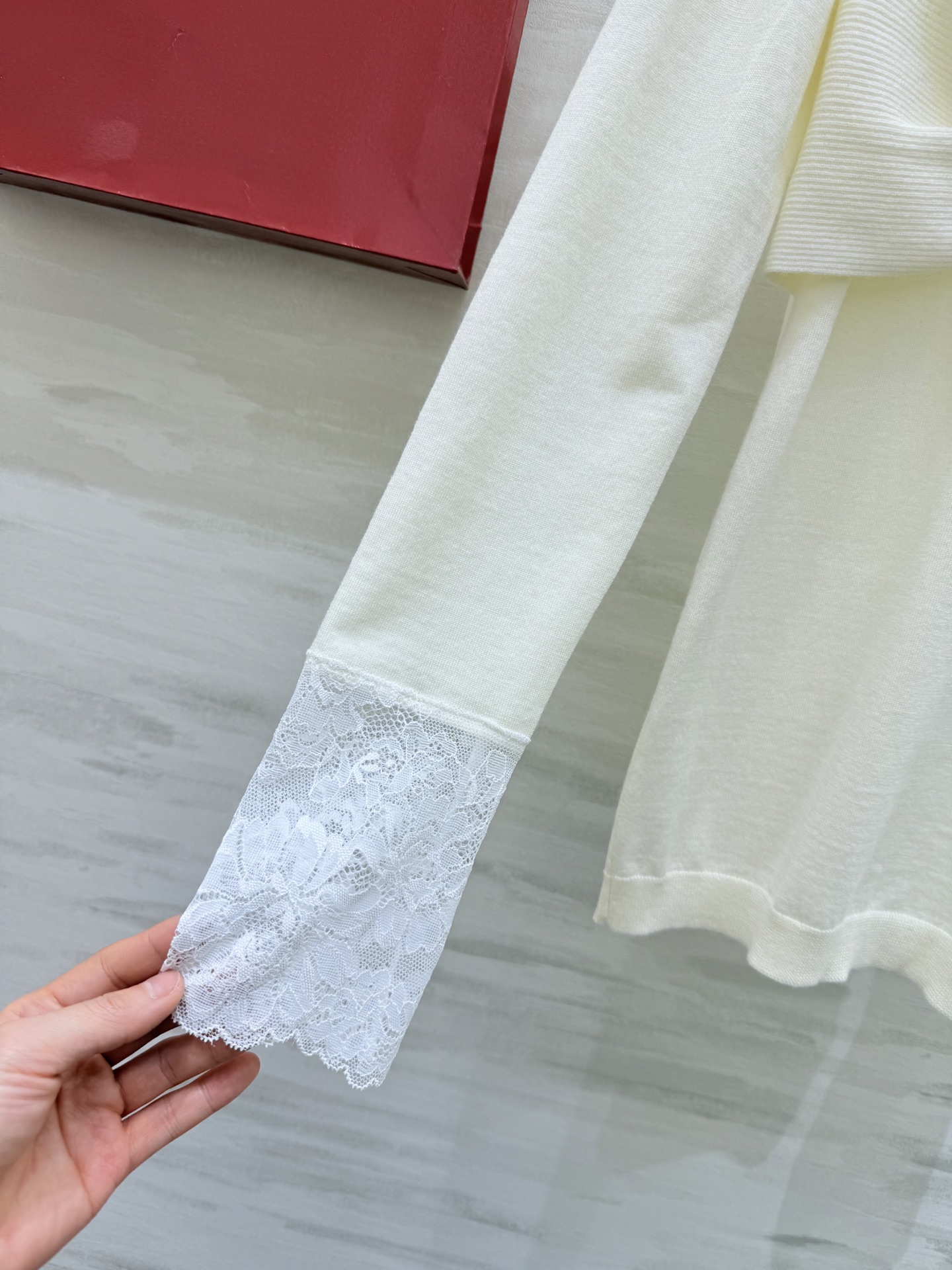 #Valentin♡²⁶蕾丝蝴蝶结上衣 轻薄蕾丝 柔软羊毛纱线🧶优雅又精致 胸前大蝴蝶结超吸睛 肩部和袖