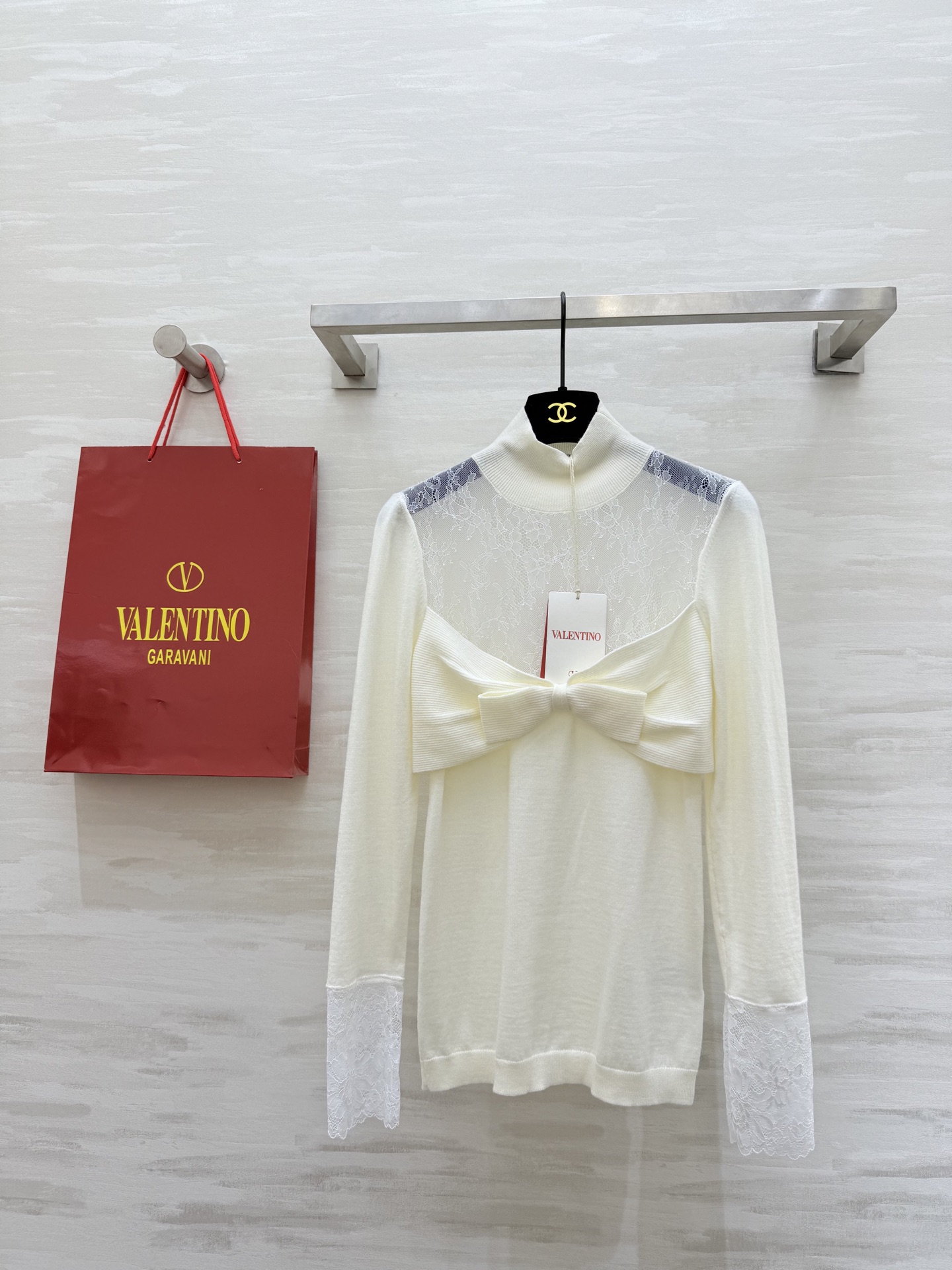 NO:667047,#Valentin lace bow top, thin lace, soft wool yarn, elegant and delicate, big bow on the chest, super eye-catching, lace splicing on the shoulders and sleeves, full of layers, high collar design, can be worn alone or layered, looks great with skirts and high-waisted pants!  Easily create a romantic retro style. High-quality customization. Available in stock first size S/M/L (S size stretch bust 74, length 60), valentino, skirts,  19860909#Valentin蕾丝蝴蝶结上衣 轻薄蕾丝 柔软羊毛纱线优雅又精致 胸前大蝴蝶结超吸睛 肩部和袖囗蕾丝拼接 层次感满满 高领设计 单穿或内搭都很OK 搭配裙装、高腰裤都很出彩！轻松打造浪漫复古风 高品质定制 现货首发sizeS/M/L（s码弹力胸围74,衣长60）,,valentino,skirts, ,Women's clothing