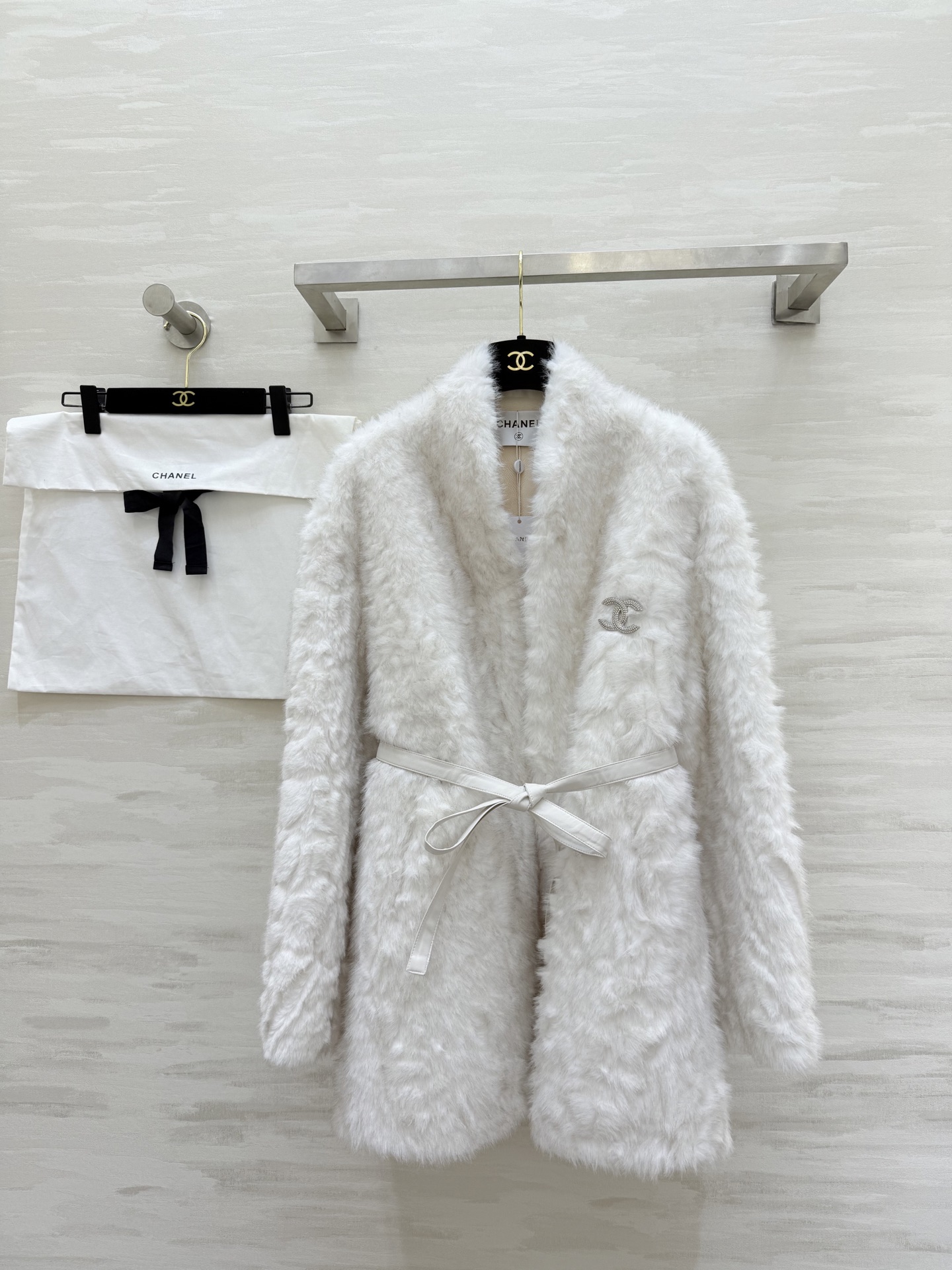 NO:667450,#Chane Eco-Friendly Fur Jacket Leather straps at the waist to slim down the waist Double C brooches are exquisite and advanced High-quality customization Available in stock first size S/M/L (M size bust 116, length 78, chanel, jackets & coats, brooch, breastpin,  19860909#Chane环保皮草外套 腰部皮革绑带收腰显瘦 双C胸针精致高级 高品质定制 现货首发sizeS/M/L（M码胸围116,衣长78,,chanel,jackets & coats,brooch，breastpin, ,Women's clothing
