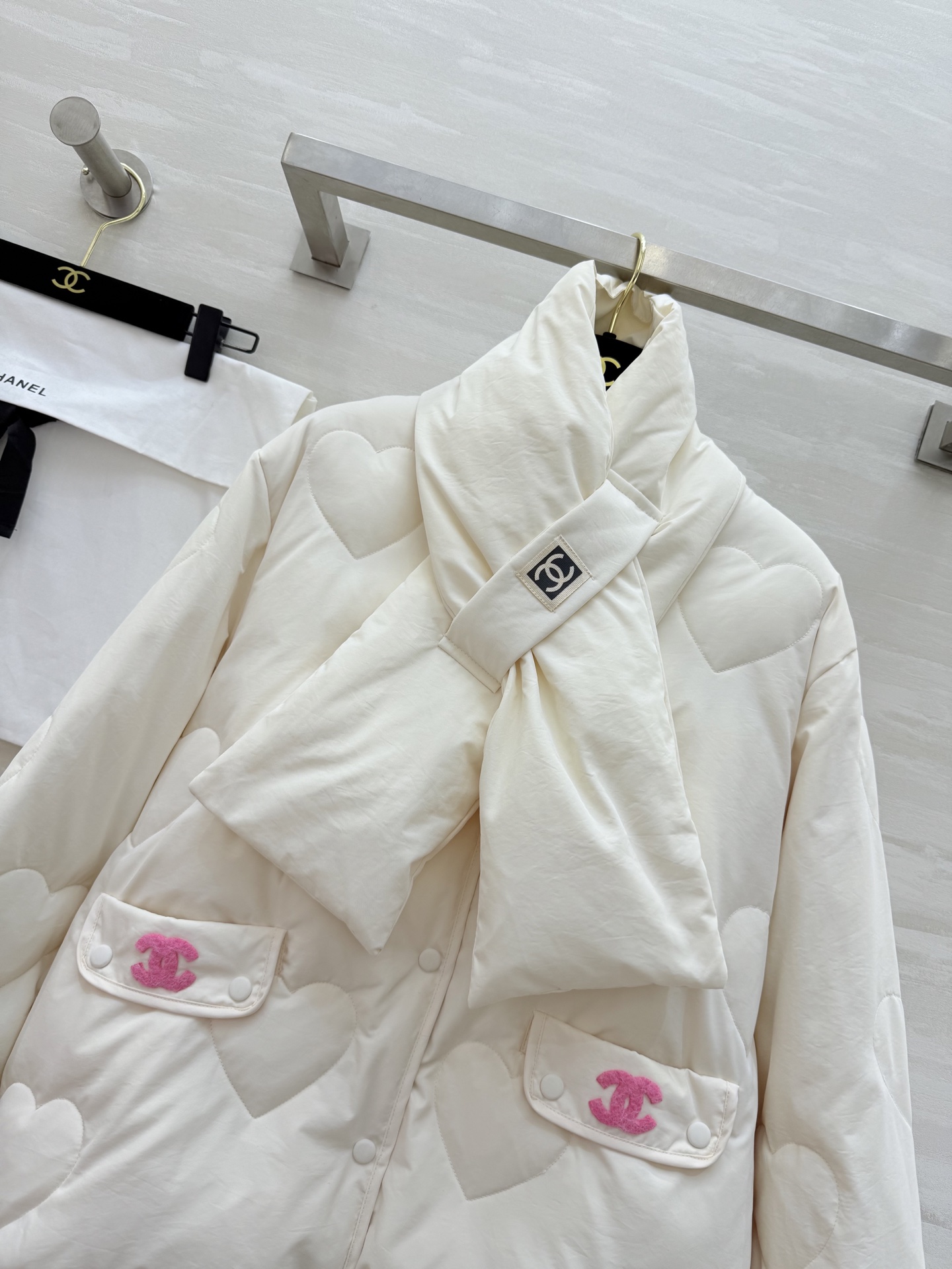 #Chane♡正反两穿 羽绒棉服 经典圆领不挑人 围脖加持温暖加倍！高品质定制 现货首发size：36/