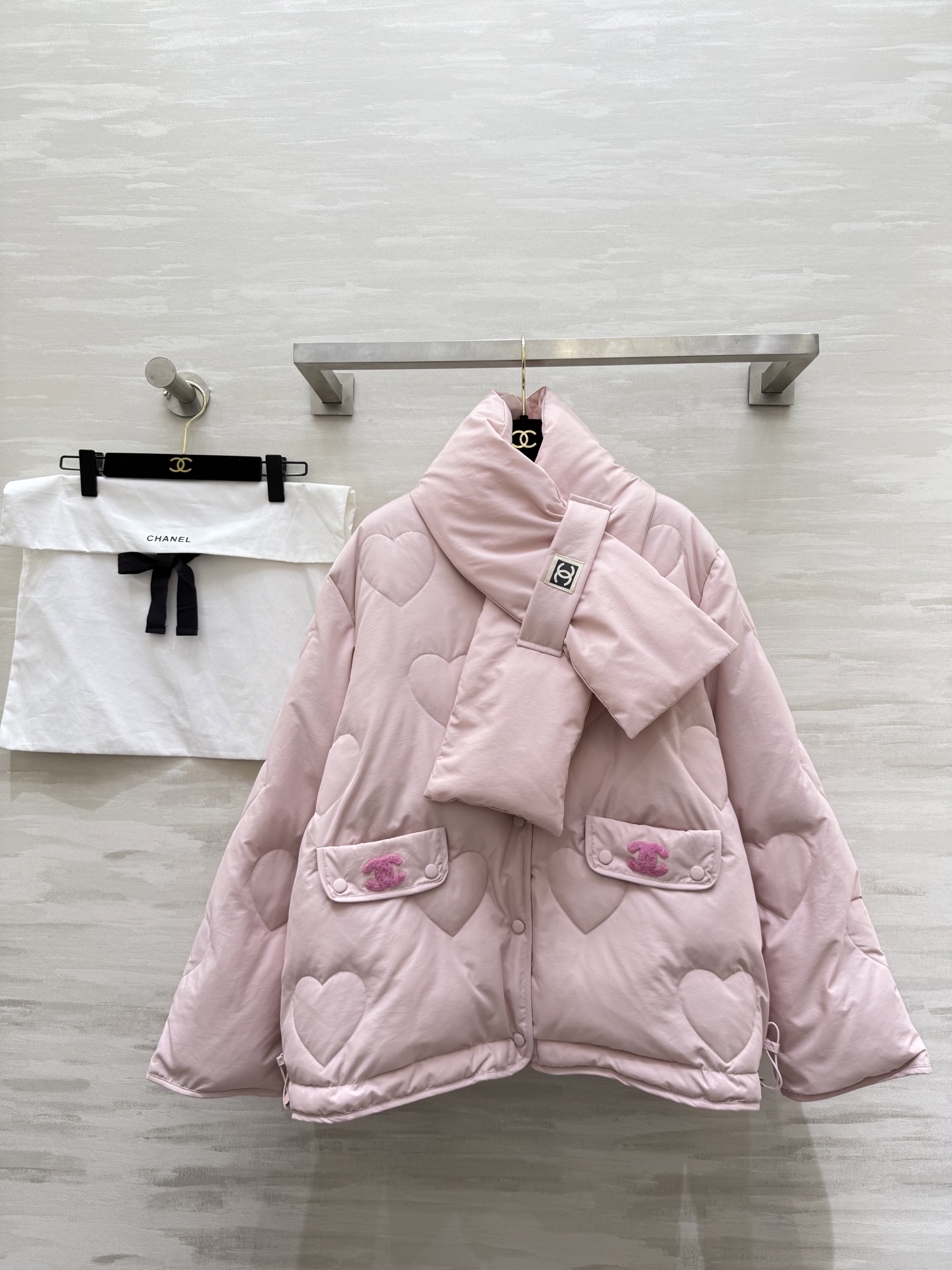 NO:667459,Comes with a dust bag #Chane reversible down jacket, classic round neck, not too picky, and a scarf for extra warmth!  High-quality customization, available in stock, size 36/38/40 (bust 118 for size 38, length 57), chanel, down jacket,  19860909配防尘袋#Chane正反两穿 羽绒棉服 经典圆领不挑人 围脖加持温暖加倍！高品质定制 现货首发size36/38/40（38码胸围118,衣长57）,,chanel,down jacket, ,Women's clothing