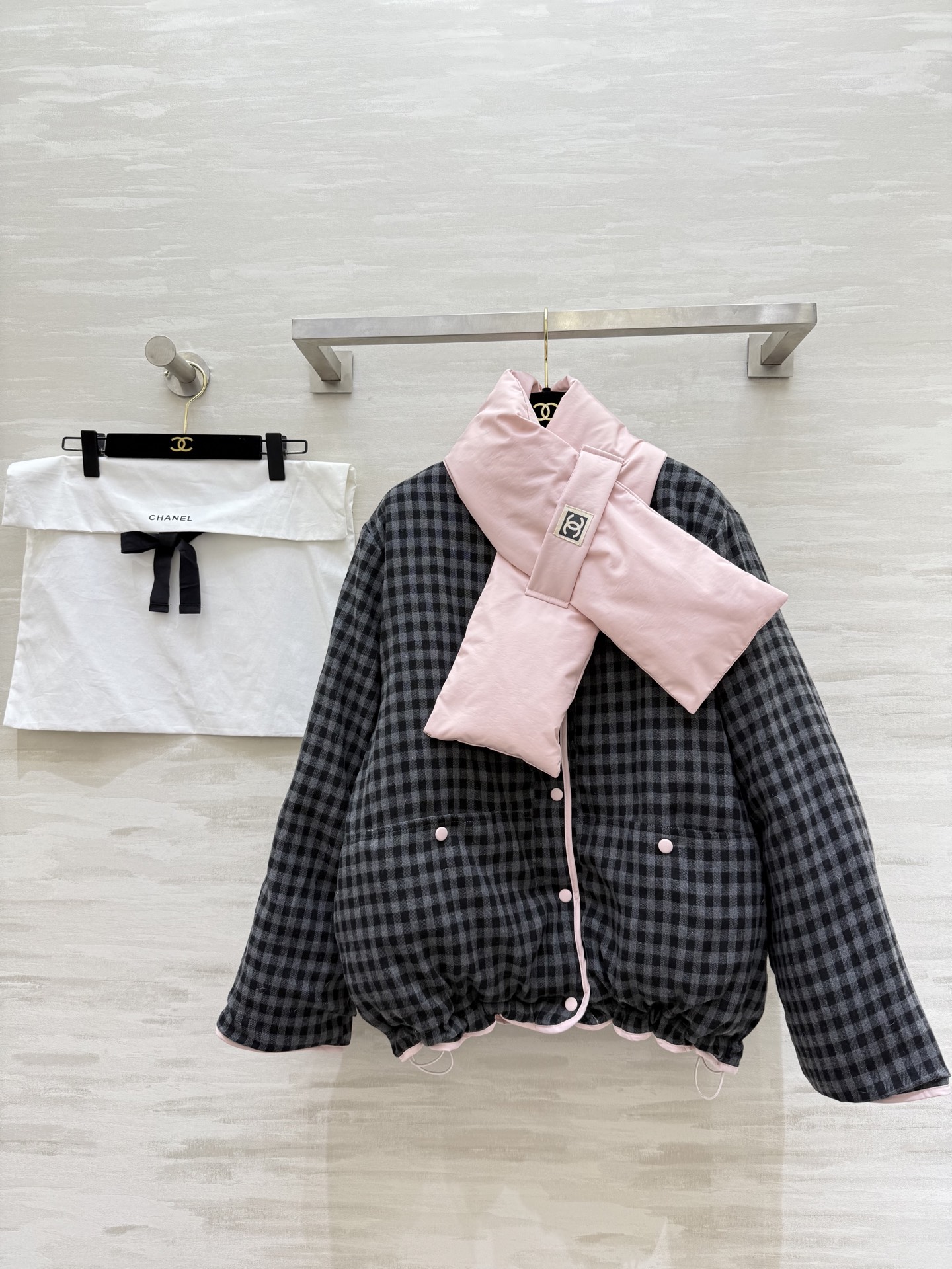 #Chane♡正反两穿 羽绒棉服 经典圆领不挑人 围脖加持温暖加倍！高品质定制 现货首发size：36/