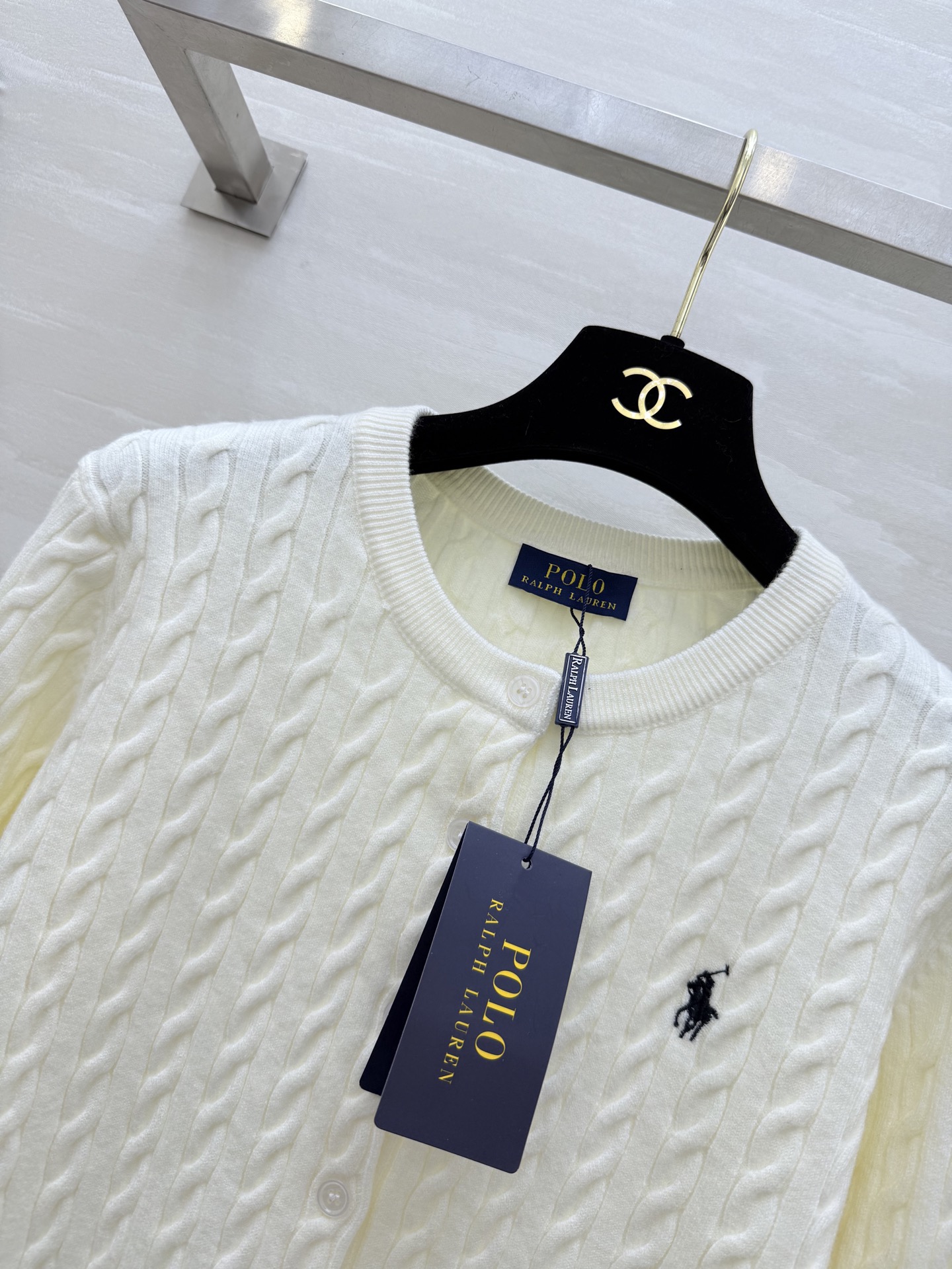 拉夫劳伦²⁶早春羊毛针织开衫 经典麻花纹理 简约又有细节感 左胸小马标 品牌辨识度满分！羊毛针织面料亲肤