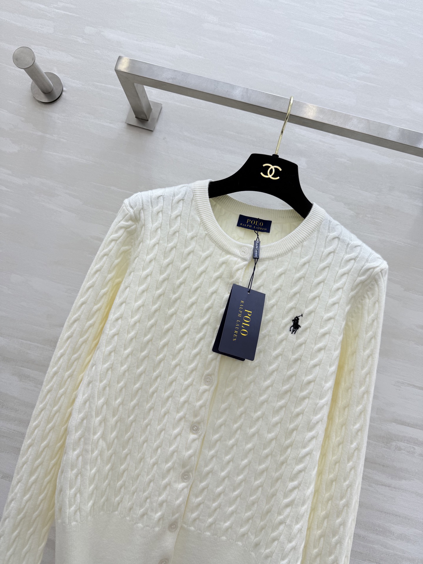 拉夫劳伦²⁶早春羊毛针织开衫 经典麻花纹理 简约又有细节感 左胸小马标 品牌辨识度满分！羊毛针织面料亲肤