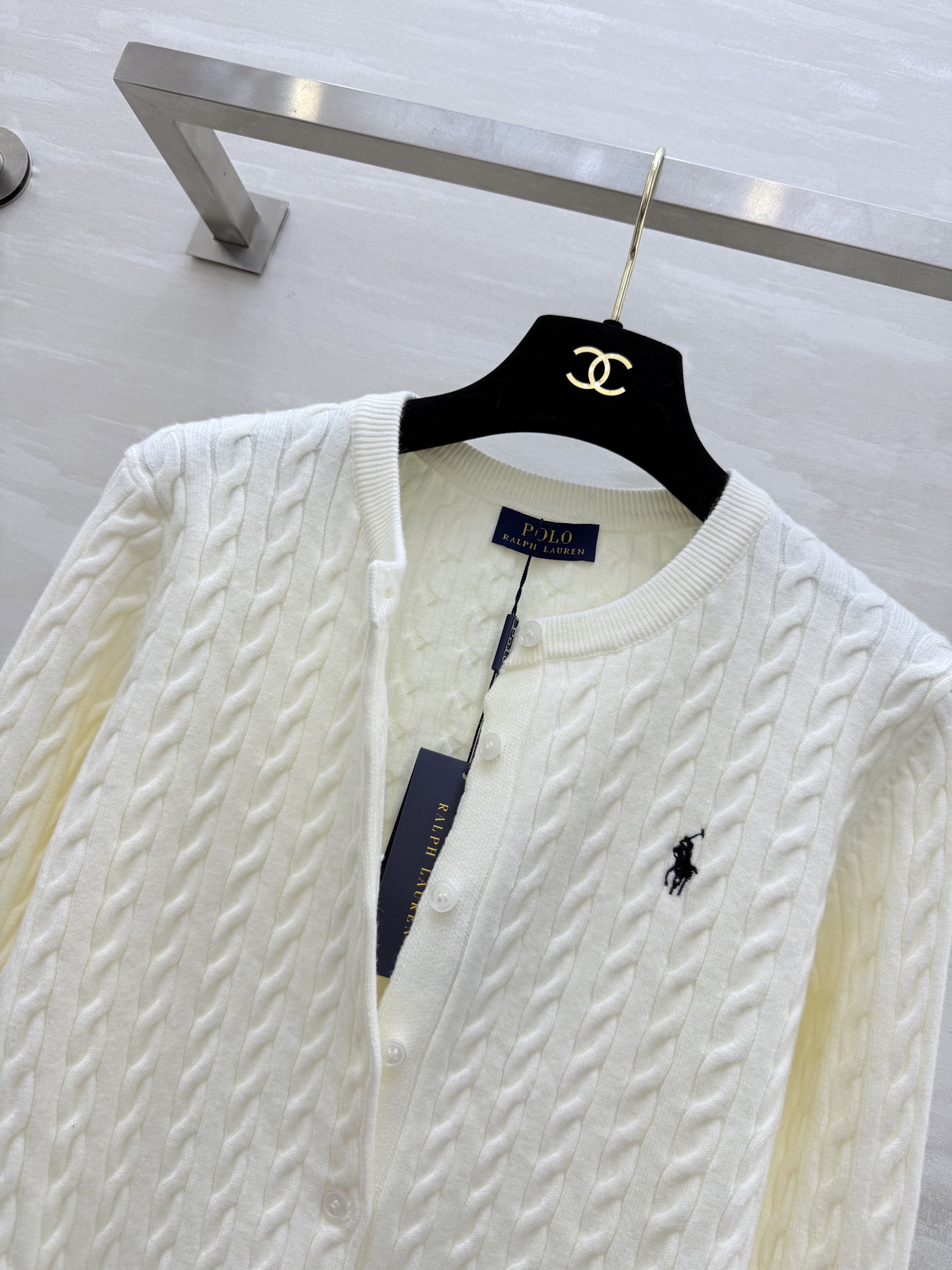 拉夫劳伦²⁶早春羊毛针织开衫 经典麻花纹理 简约又有细节感 左胸小马标 品牌辨识度满分！羊毛针织面料亲肤