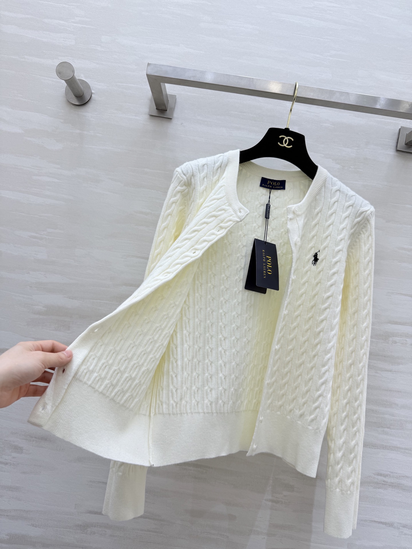 拉夫劳伦²⁶早春羊毛针织开衫 经典麻花纹理 简约又有细节感 左胸小马标 品牌辨识度满分！羊毛针织面料亲肤