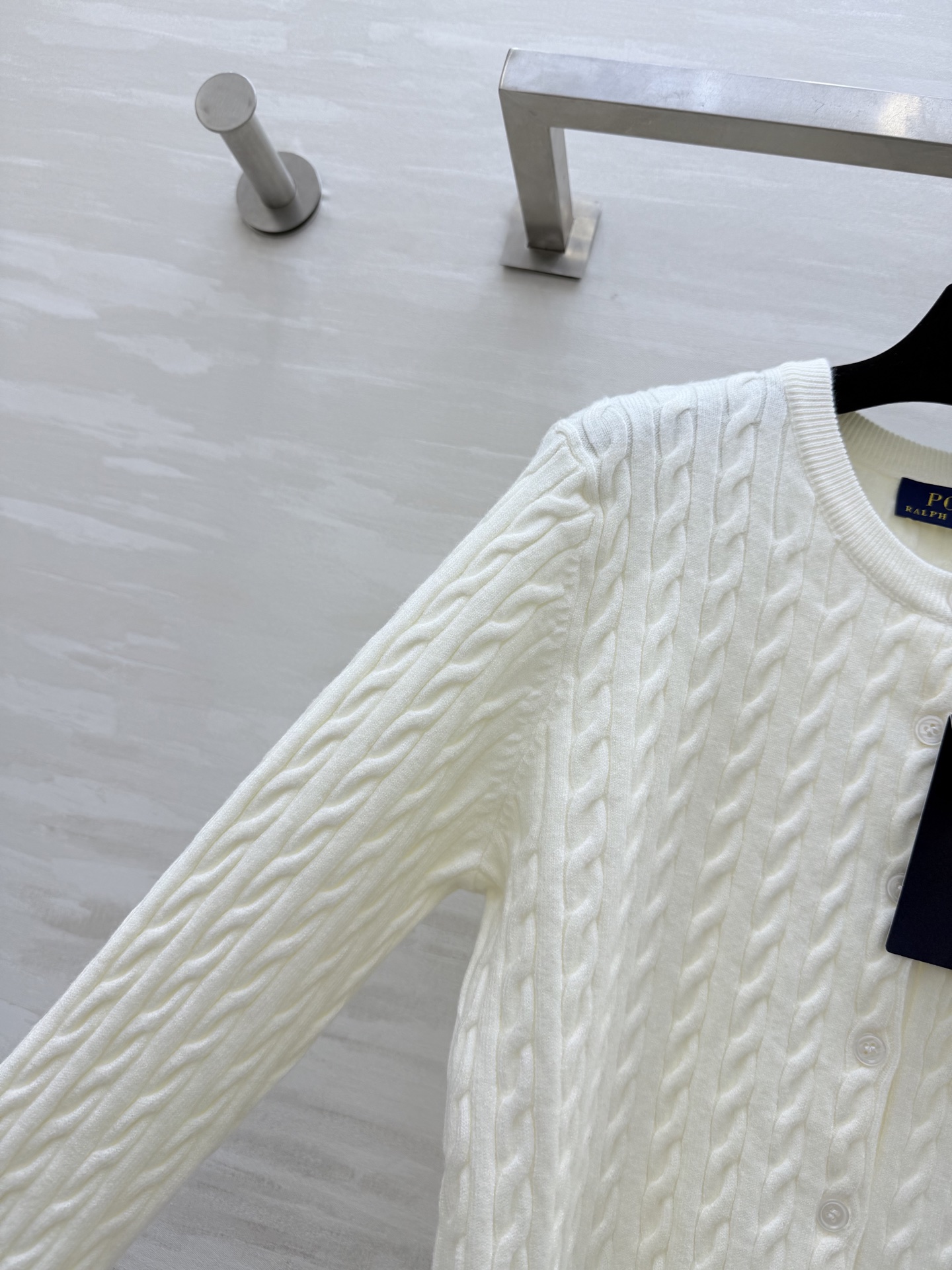 拉夫劳伦²⁶早春羊毛针织开衫 经典麻花纹理 简约又有细节感 左胸小马标 品牌辨识度满分！羊毛针织面料亲肤