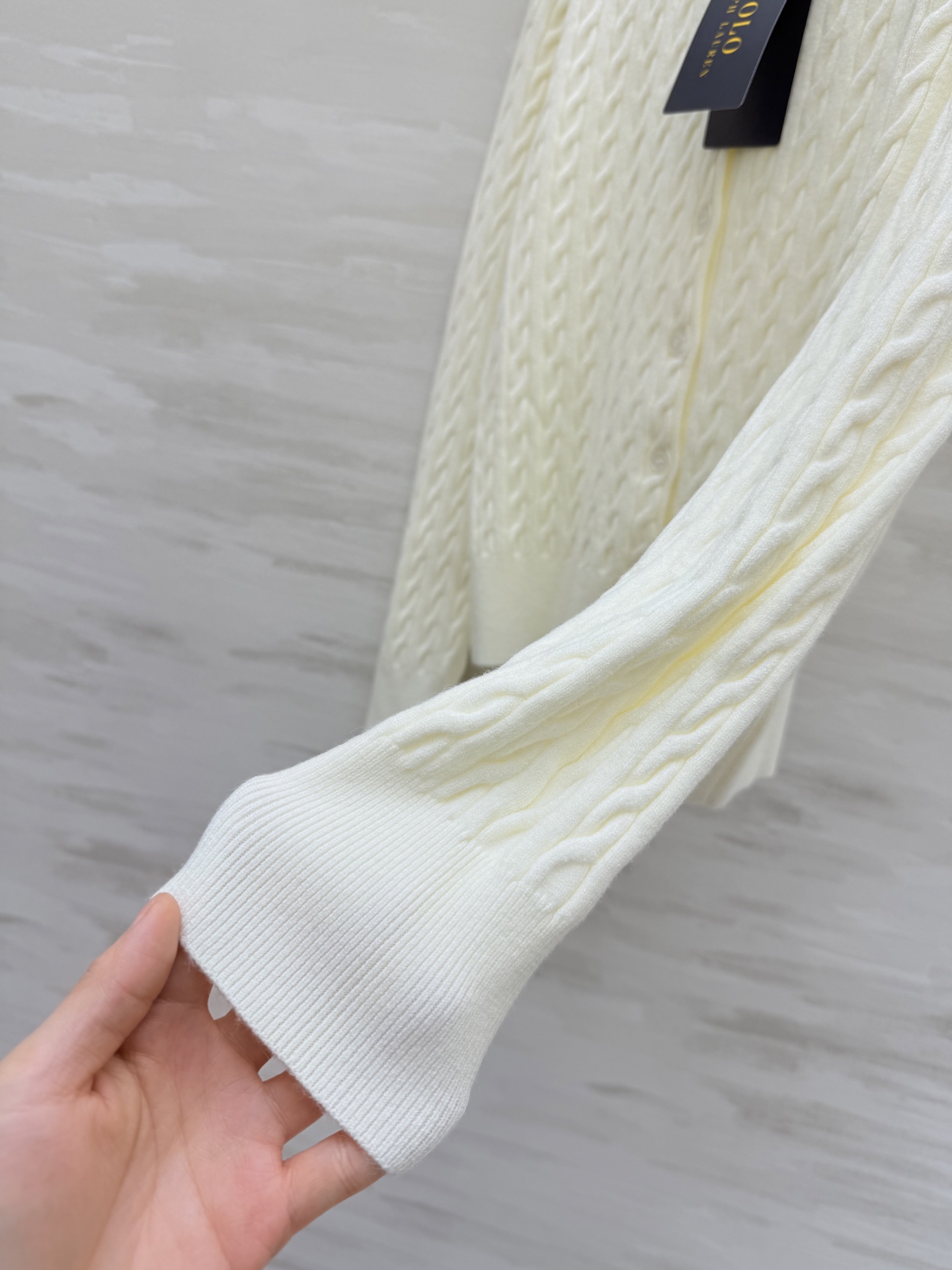 拉夫劳伦²⁶早春羊毛针织开衫 经典麻花纹理 简约又有细节感 左胸小马标 品牌辨识度满分！羊毛针织面料亲肤