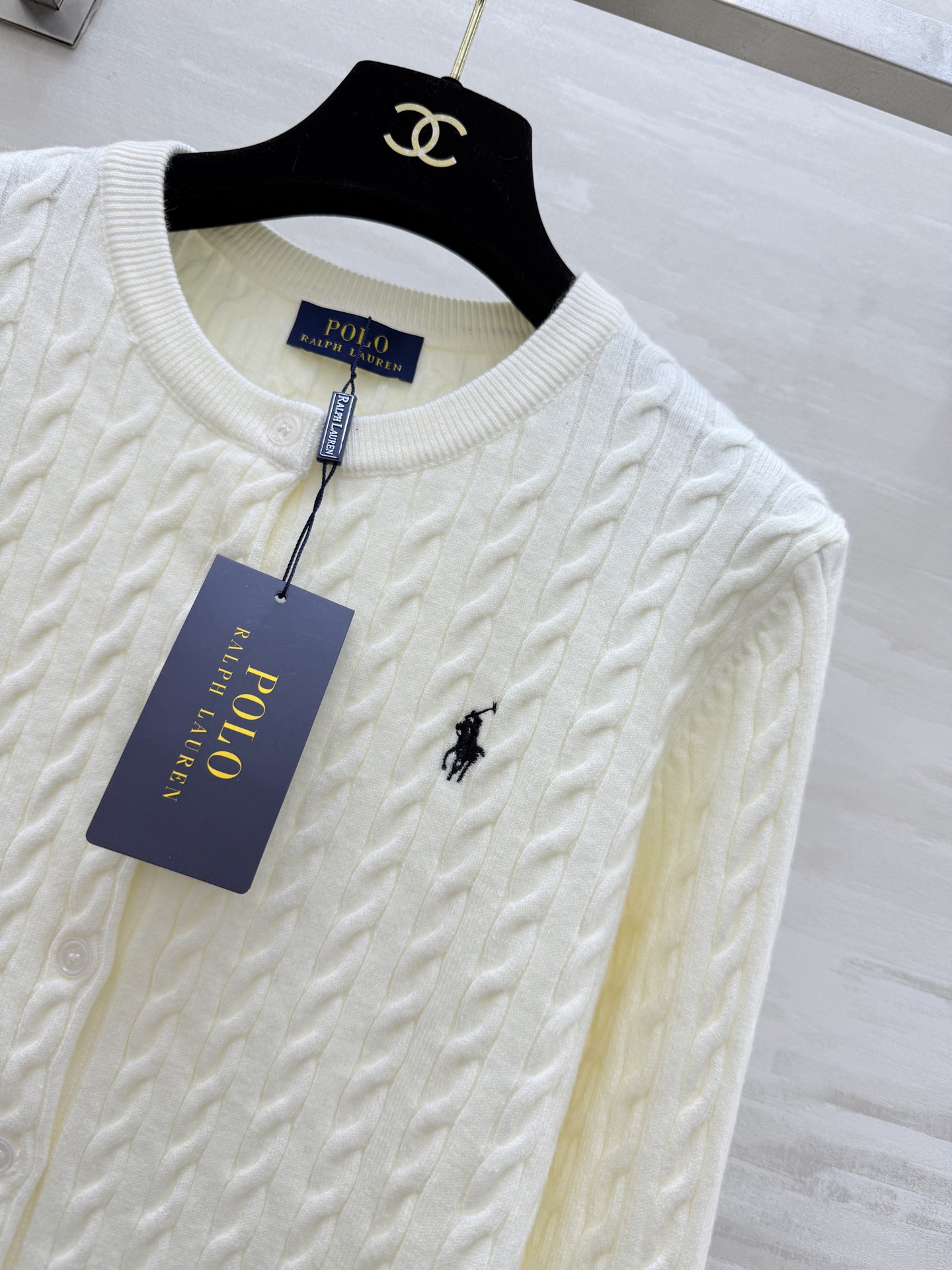 拉夫劳伦²⁶早春羊毛针织开衫 经典麻花纹理 简约又有细节感 左胸小马标 品牌辨识度满分！羊毛针织面料亲肤