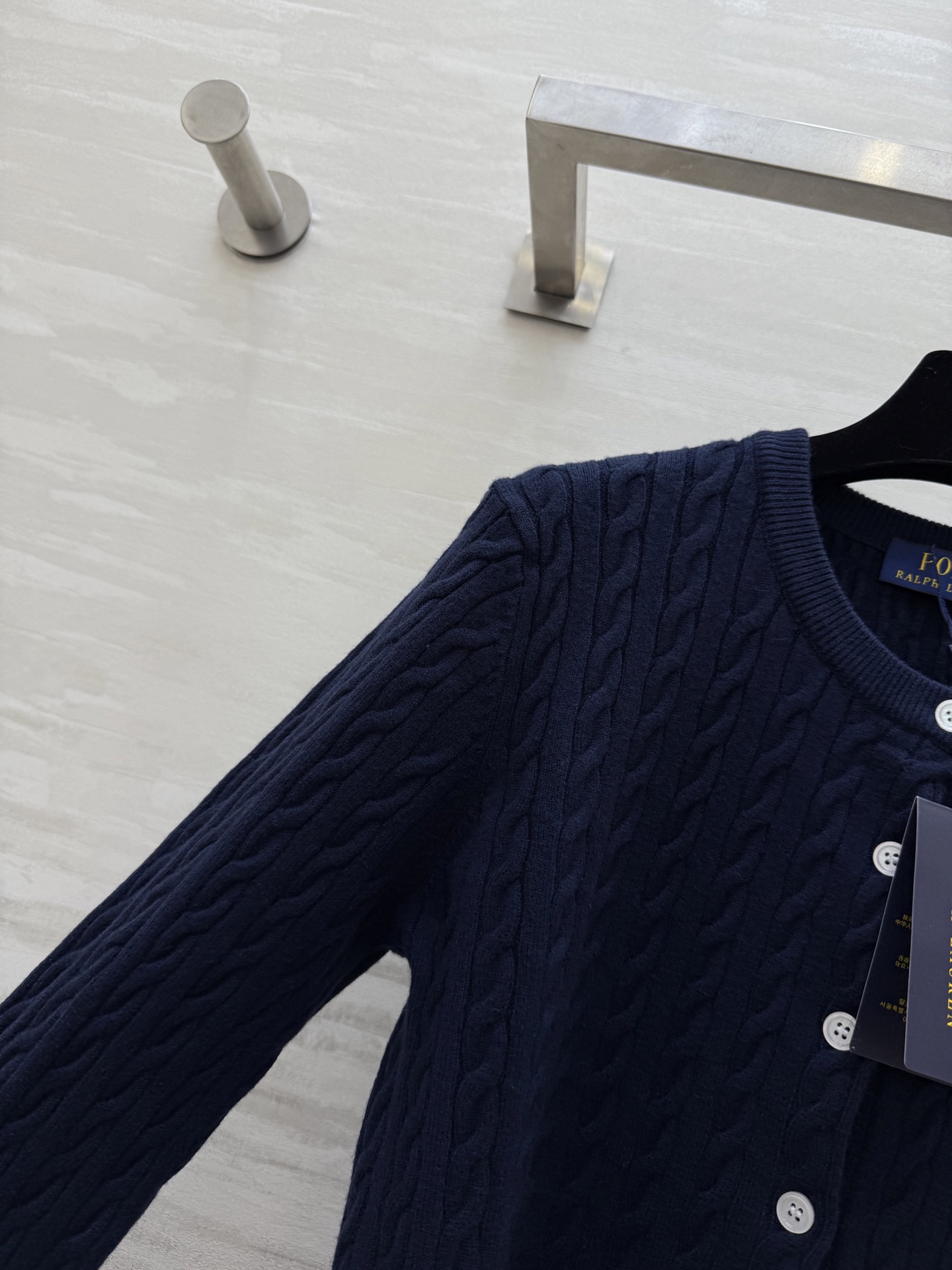 拉夫劳伦²⁶早春羊毛针织开衫 经典麻花纹理 简约又有细节感 左胸小马标 品牌辨识度满分！羊毛针织面料亲肤