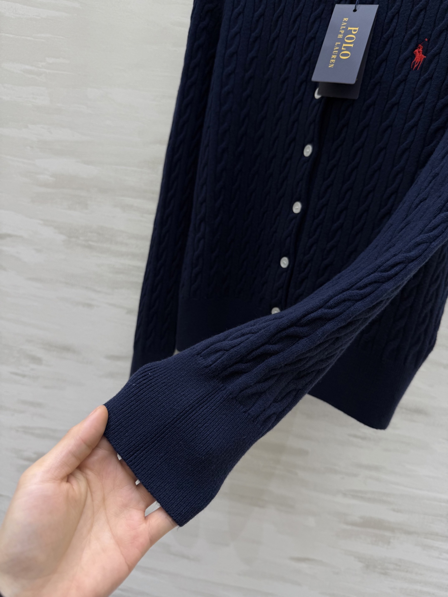 拉夫劳伦²⁶早春羊毛针织开衫 经典麻花纹理 简约又有细节感 左胸小马标 品牌辨识度满分！羊毛针织面料亲肤