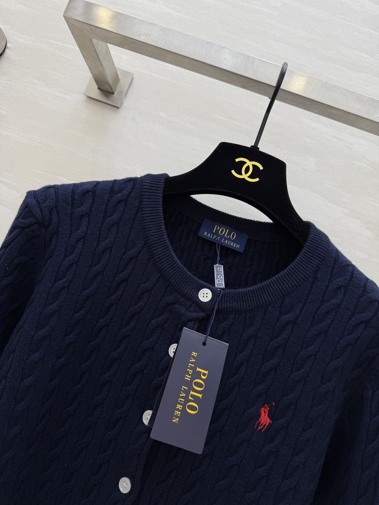 拉夫劳伦²⁶早春羊毛针织开衫 经典麻花纹理 简约又有细节感 左胸小马标 品牌辨识度满分！羊毛针织面料亲肤