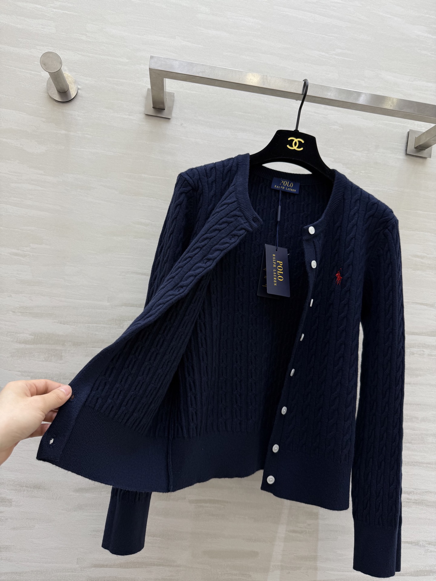 拉夫劳伦²⁶早春羊毛针织开衫 经典麻花纹理 简约又有细节感 左胸小马标 品牌辨识度满分！羊毛针织面料亲肤