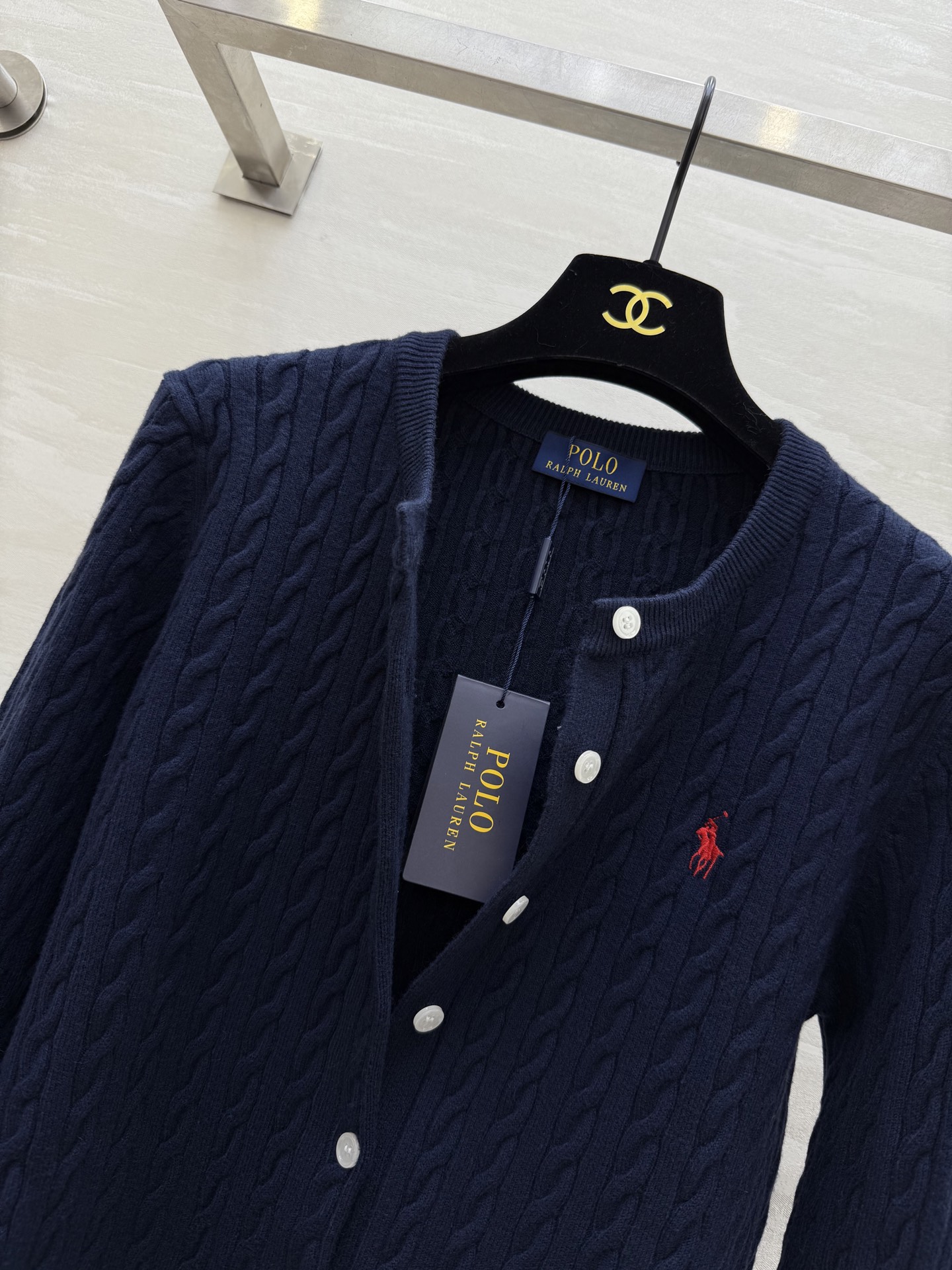 拉夫劳伦²⁶早春羊毛针织开衫 经典麻花纹理 简约又有细节感 左胸小马标 品牌辨识度满分！羊毛针织面料亲肤