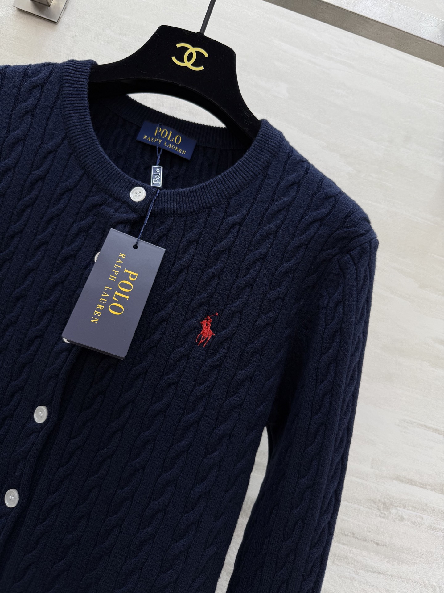 拉夫劳伦²⁶早春羊毛针织开衫 经典麻花纹理 简约又有细节感 左胸小马标 品牌辨识度满分！羊毛针织面料亲肤