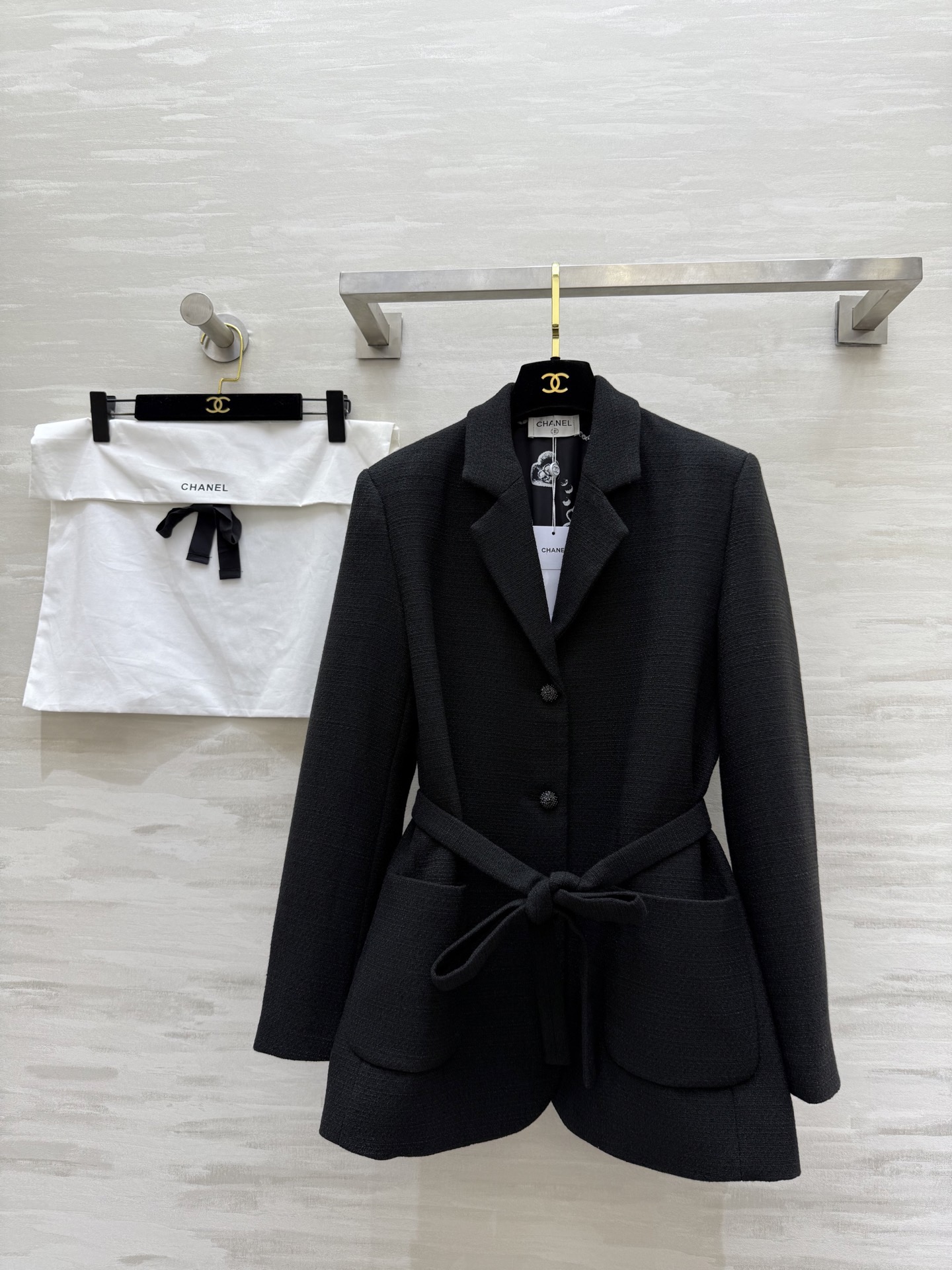 NO:667481,#ChaneB black wool belt suit jacket contains 40% wool, feels delicate and warm, perfect for autumn and winter!  Slim fit + belt design, slim and versatile. Wear it open or wear a belt, you can switch between commuting or casual style. Customized logo buttons are full of details. The overall style is simple and high-end. It goes well with shirts, sweaters or dresses. It can be easily controlled in the workplace ~ high quality customization. Available in stock first size 36/38/40 (shoulder width 38, bust 92, length 70), chanel, skirts, jackets & coats, shirts, business  suit, 19860909#ChaneB黑色羊毛腰带 西装外套 含40羊毛 手感细腻保暖 秋冬穿超合适！修身版型＋腰带设计 显瘦又百搭 敞开穿or系腰带都能切换通勤or休闲风 定制logo纽扣细节感满满 整体简约高级 搭配衬衫、针织衫或连衣裙都很出彩 职场日常都能轻松驾驭~高品质定制 现货首发size36/38/40（36码肩宽38,胸围92,衣长70）,,chanel,skirts,jackets & coats,shirts,business suit, ,Women's clothing