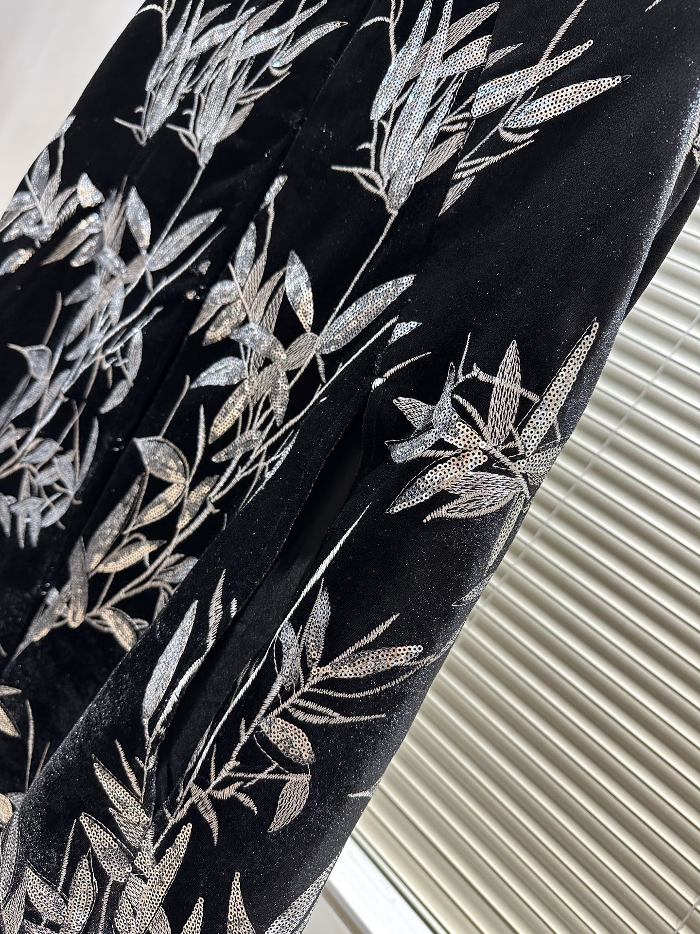 #Dio♡高定系列 竹叶刺绣丝绒斗篷 银色竹叶刺绣超有东方韵味 细节精致 质感满分！领口镶钻点缀奢华感拉