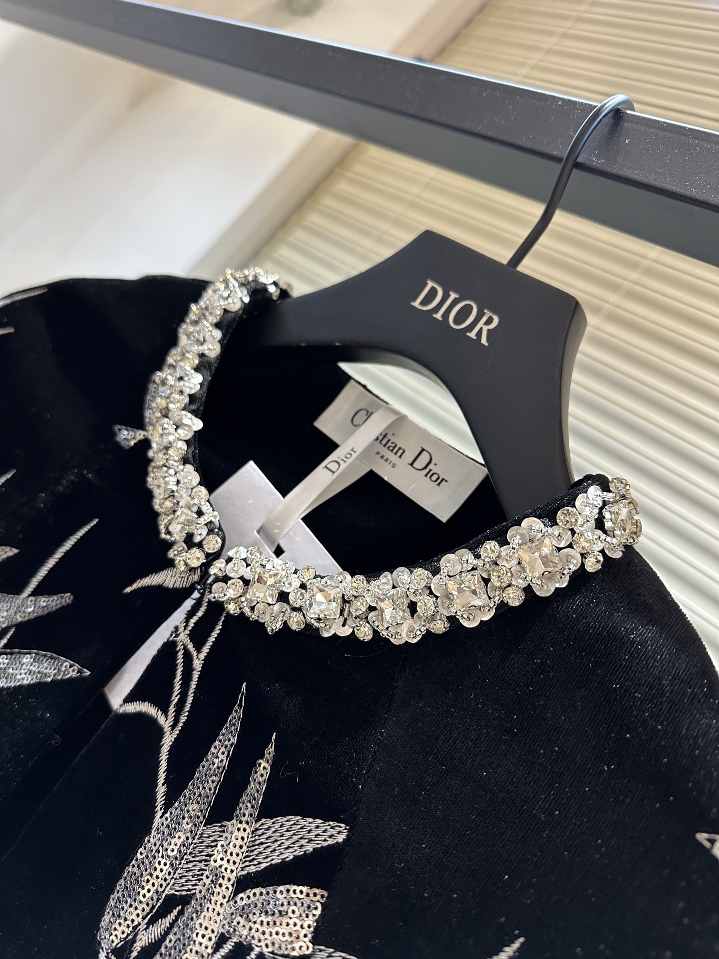 #Dio♡高定系列 竹叶刺绣丝绒斗篷 银色竹叶刺绣超有东方韵味 细节精致 质感满分！领口镶钻点缀奢华感拉