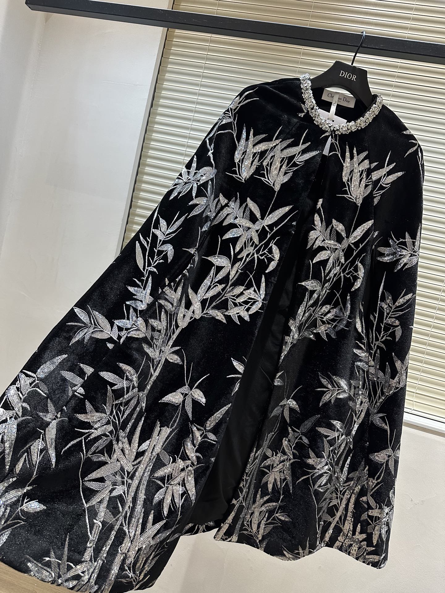 #Dio♡高定系列 竹叶刺绣丝绒斗篷 银色竹叶刺绣超有东方韵味 细节精致 质感满分！领口镶钻点缀奢华感拉