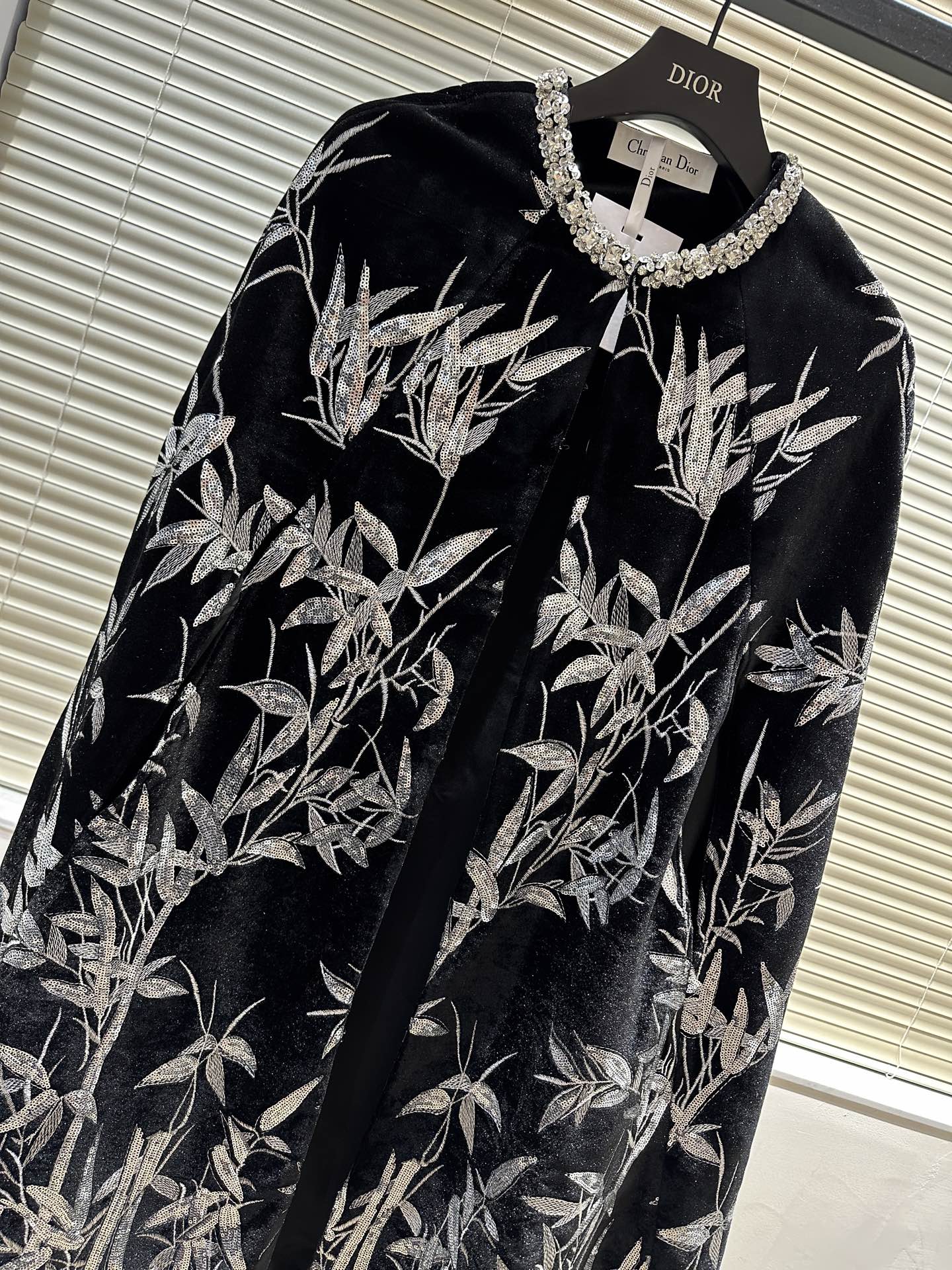 #Dio♡高定系列 竹叶刺绣丝绒斗篷 银色竹叶刺绣超有东方韵味 细节精致 质感满分！领口镶钻点缀奢华感拉