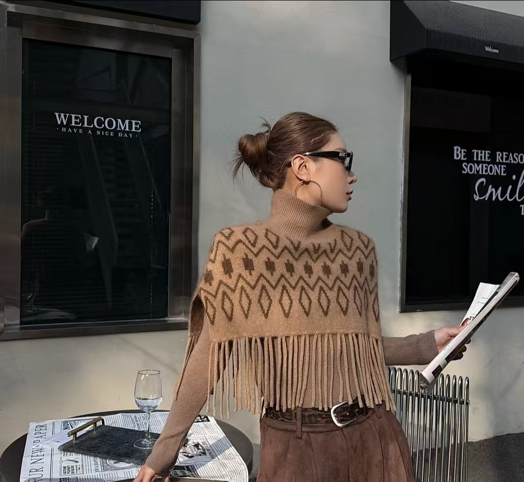#Loro Pian♡流苏羊毛针织披肩 采用高品质羊毛柔软又保暖 几何图案＋流苏设计 优雅复古 秋冬搭配