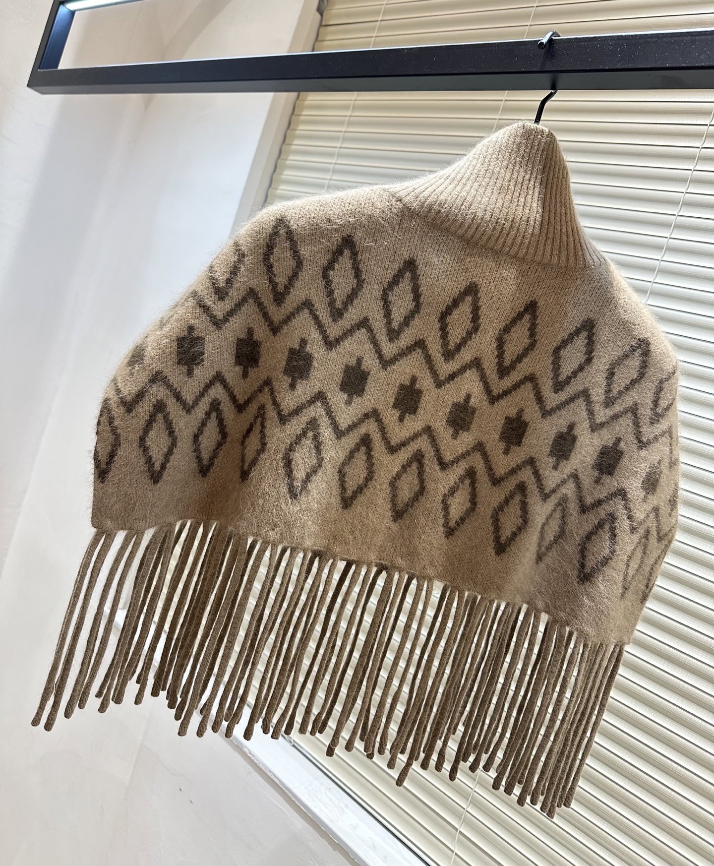 #Loro Pian♡流苏羊毛针织披肩 采用高品质羊毛柔软又保暖 几何图案＋流苏设计 优雅复古 秋冬搭配